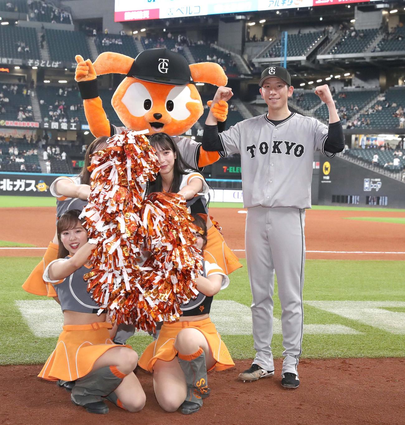 日本ハム対巨人　完投で6勝目を挙げガッツポーズの戸郷（撮影・黒川智章）