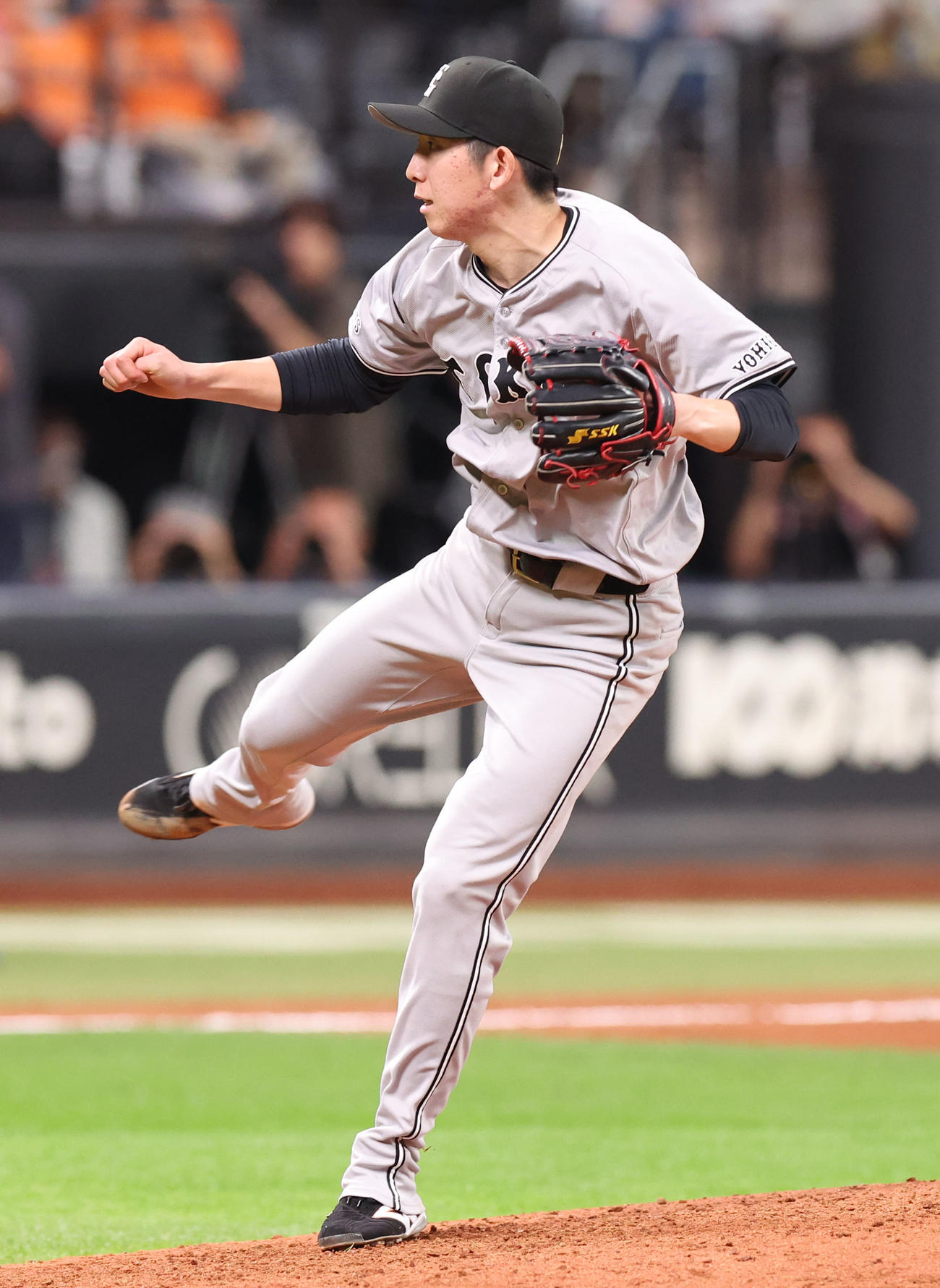 日本ハム対巨人　力投する巨人先発の戸郷（撮影・佐藤翔太）