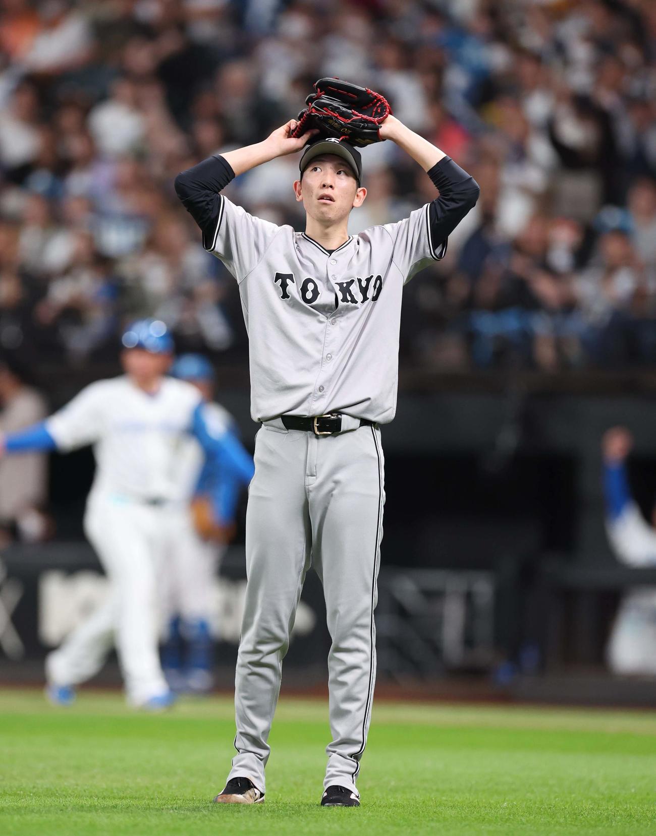 日本ハム対巨人　7回裏日本ハム2死、松本剛に本塁打を浴び頭をかかえる戸郷（撮影・黒川智章）