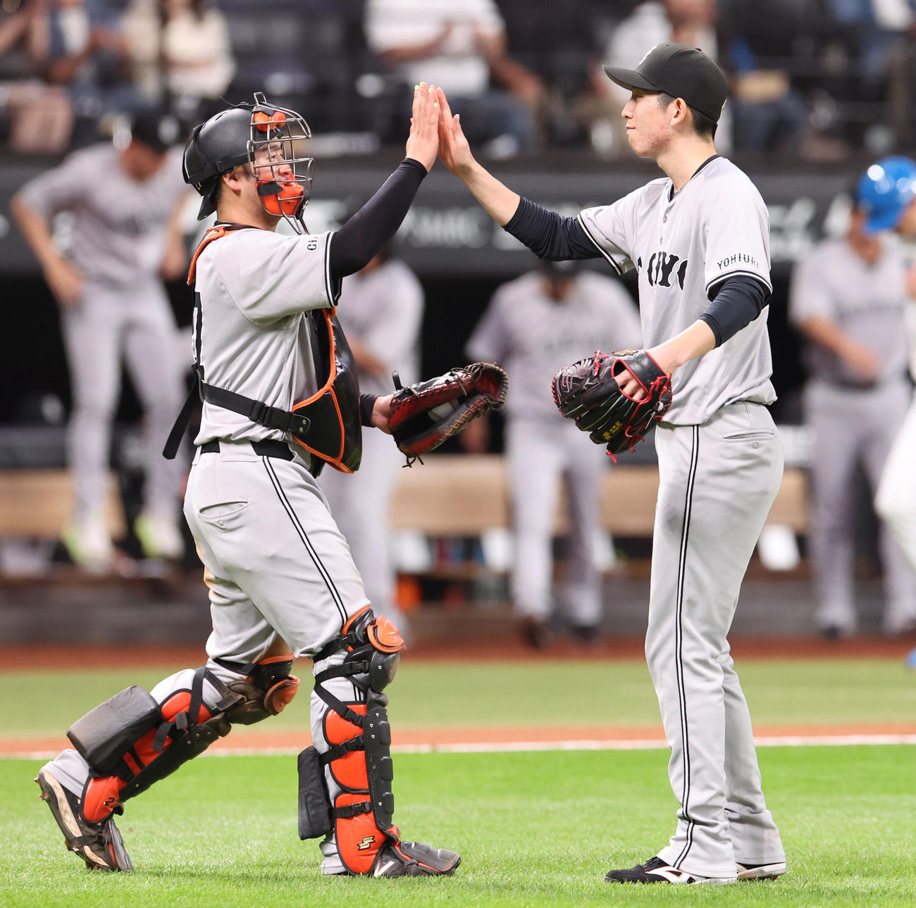 日本ハム対巨人　試合終了後、巨人岸田（左）と完投勝利を挙げた戸郷はハイタッチをする（撮影・佐藤翔太）