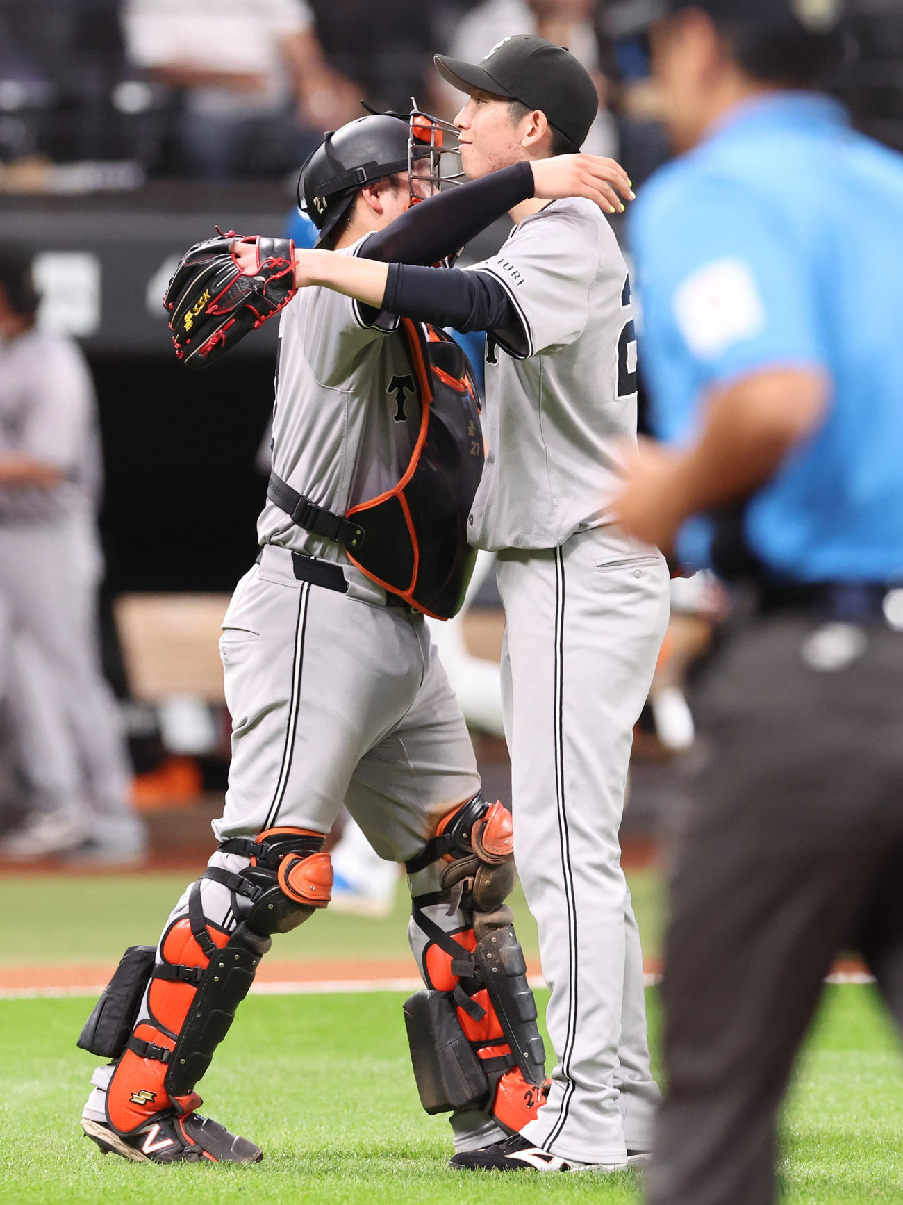 日本ハム対巨人　試合終了後、完投勝利を挙げ、岸田（左）と抱き合う戸郷（撮影・佐藤翔太）