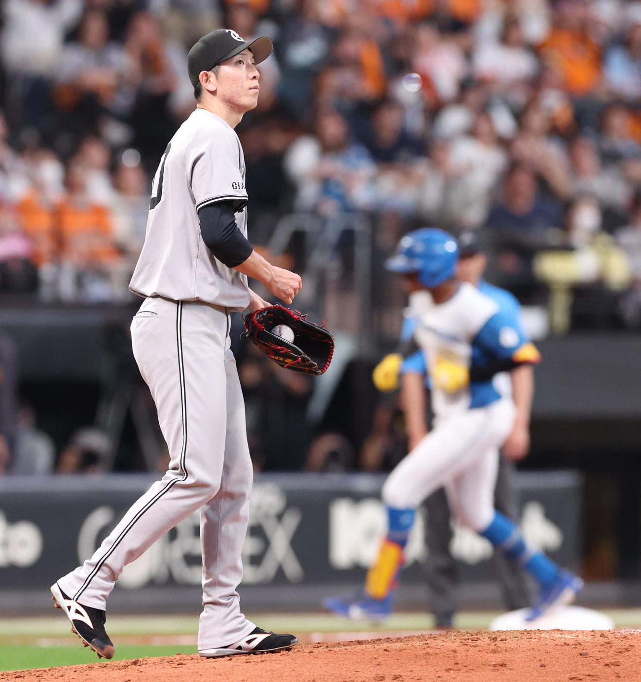 日本ハム対巨人　4回裏日本ハム1死、水谷に右越え本塁打を浴びる戸郷（撮影・佐藤翔太）