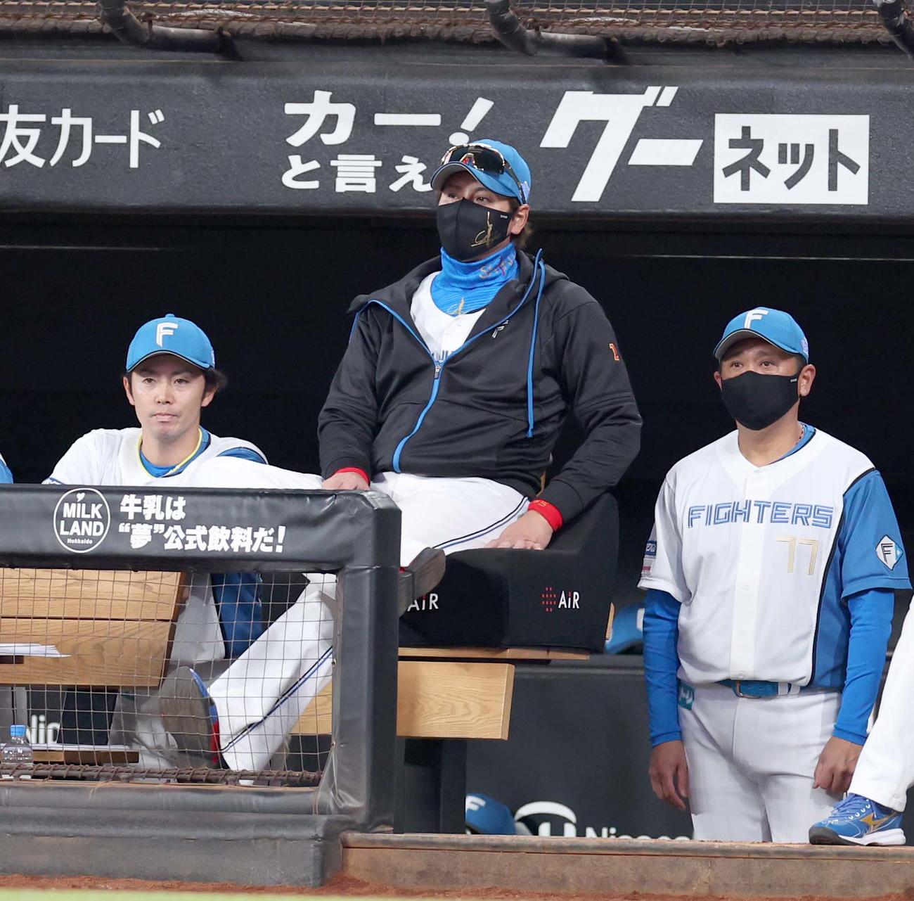 日本ハム対巨人　ベンチで渋い表情の新庄監督（撮影・黒川智章）