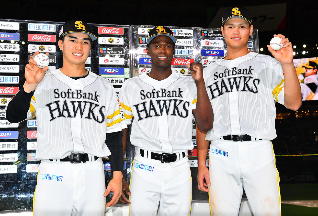 ソフトバンク対阪神　阪神に勝利し、お立ち台でモイネロ（中央）とともにプロ初本塁打の記念球を手にする広瀬（左）とプロ初安打の記念球を手にする笹川（撮影・岩下翔太）