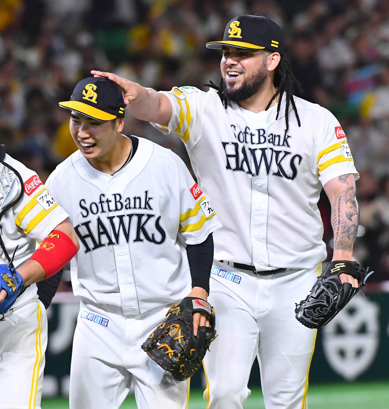 ソフトバンク対阪神　阪神に勝利し、決勝点となるプロ初本塁打を放った広瀬（左）を手荒く祝福するオスナ（撮影・岩下翔太）