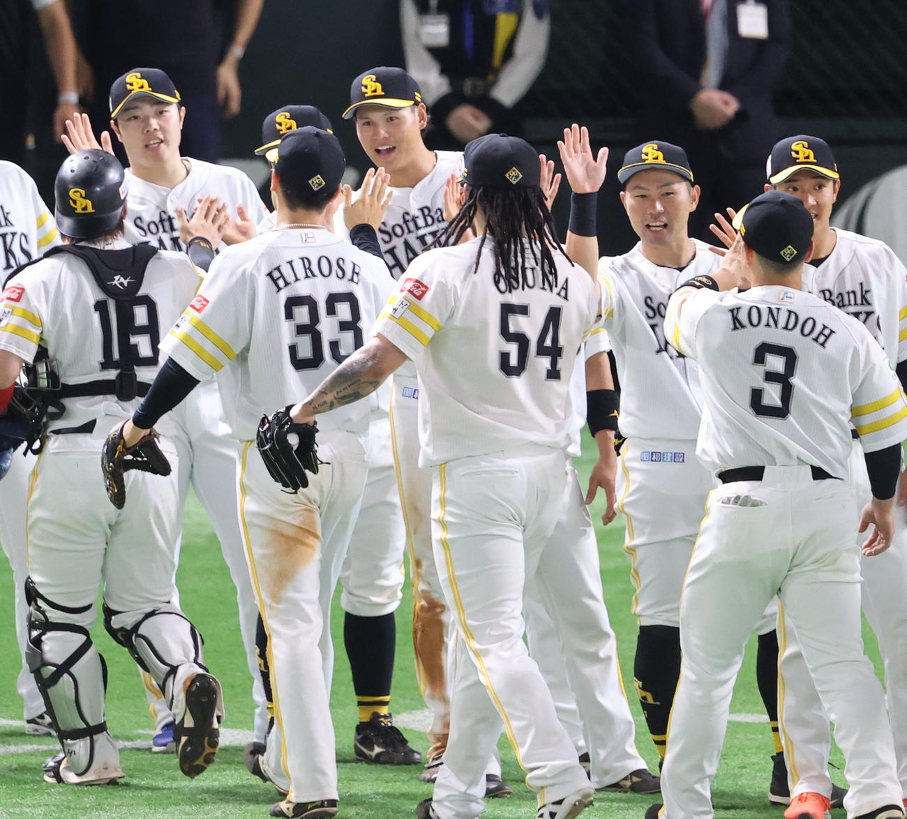 ソフトバンク対阪神　阪神に勝利を飾ったソフトバンク。笹川は広瀬を出迎える（撮影・梅根麻紀）