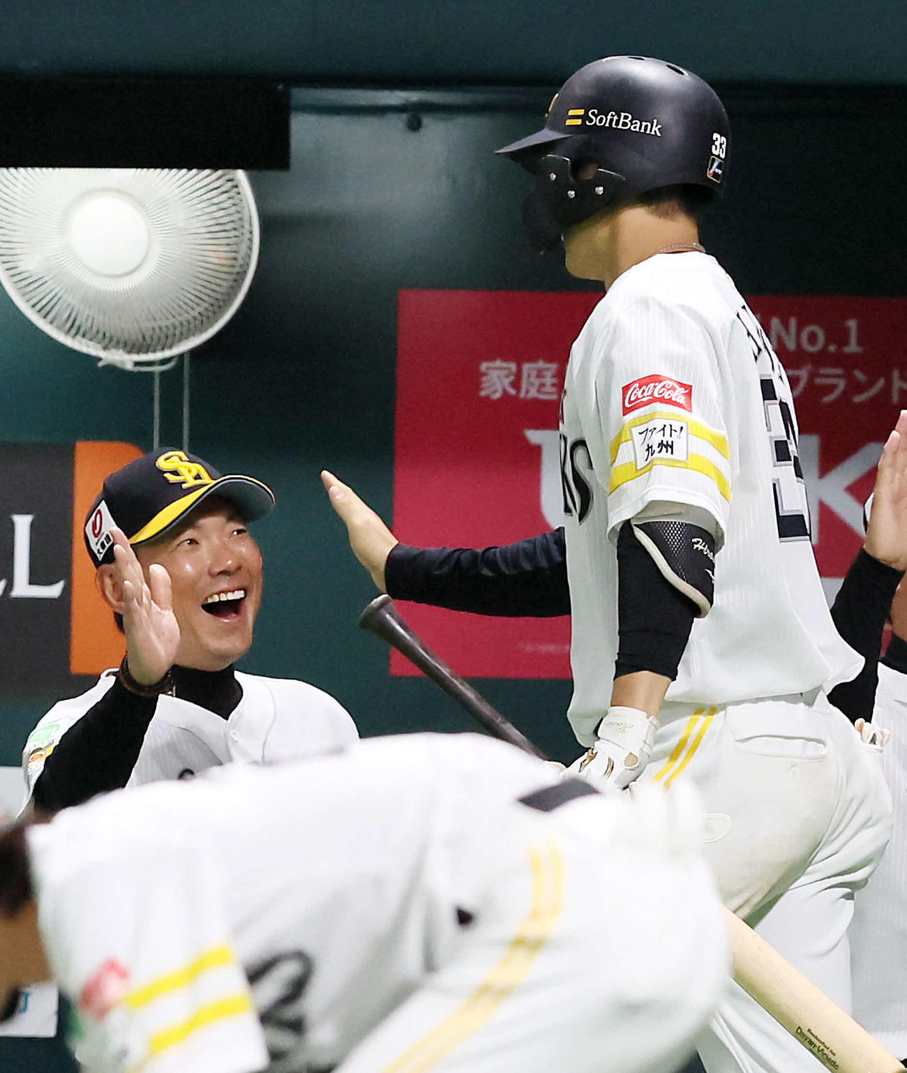 ソフトバンク対阪神　5回裏ソフトバンク2死二塁、小久保監督（左）は左越え2点本塁打を放った広瀬を笑顔で迎える（撮影・加藤哉）