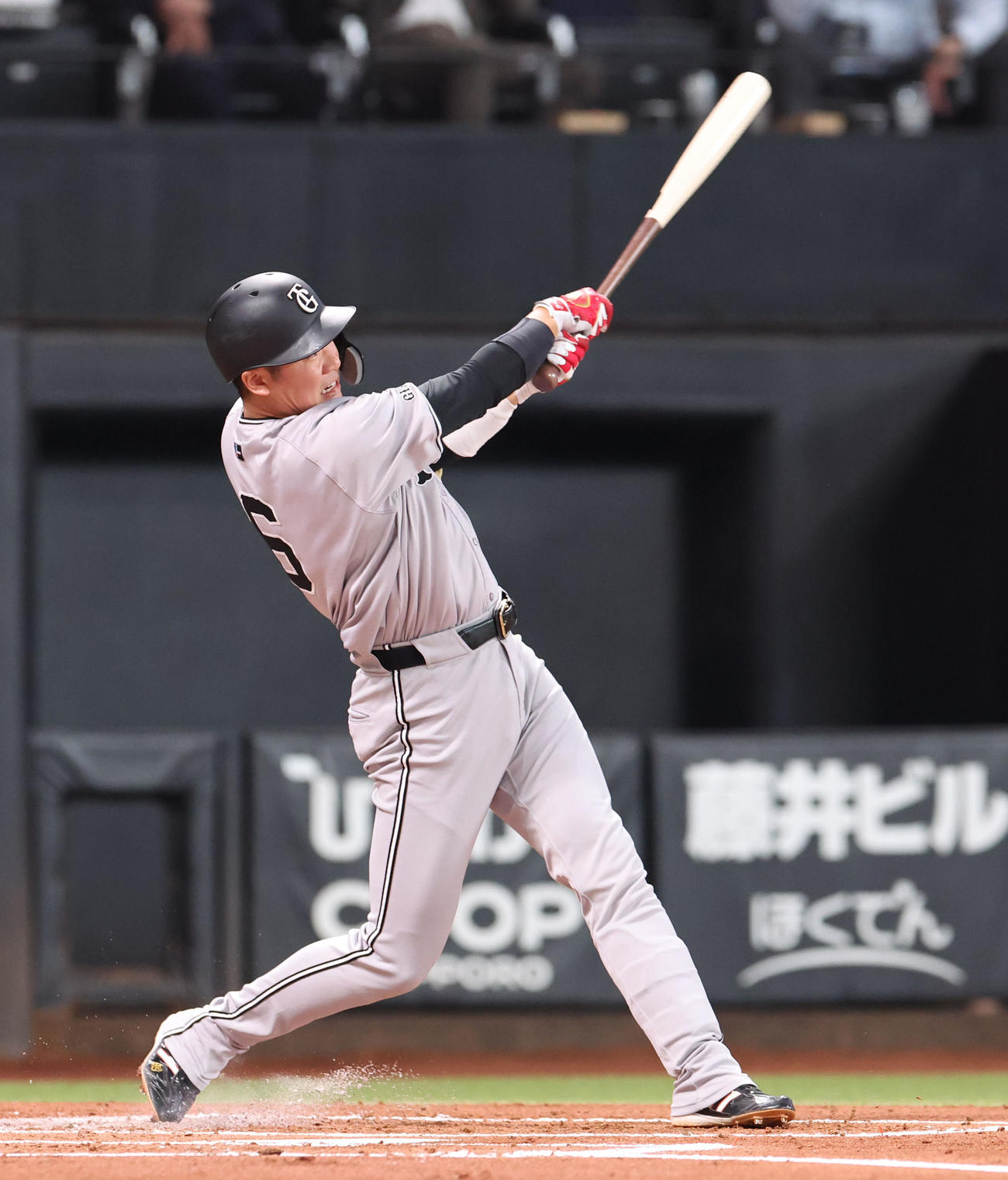 日本ハム対巨人　2回表巨人2死、坂本は左越え本塁打を放つ（撮影・佐藤翔太）