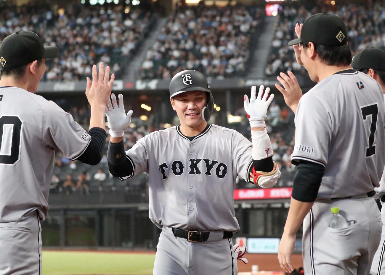 日本ハム対巨人　2回表、本塁打を放った坂本はナインに出迎えられる（撮影・黒川智章）