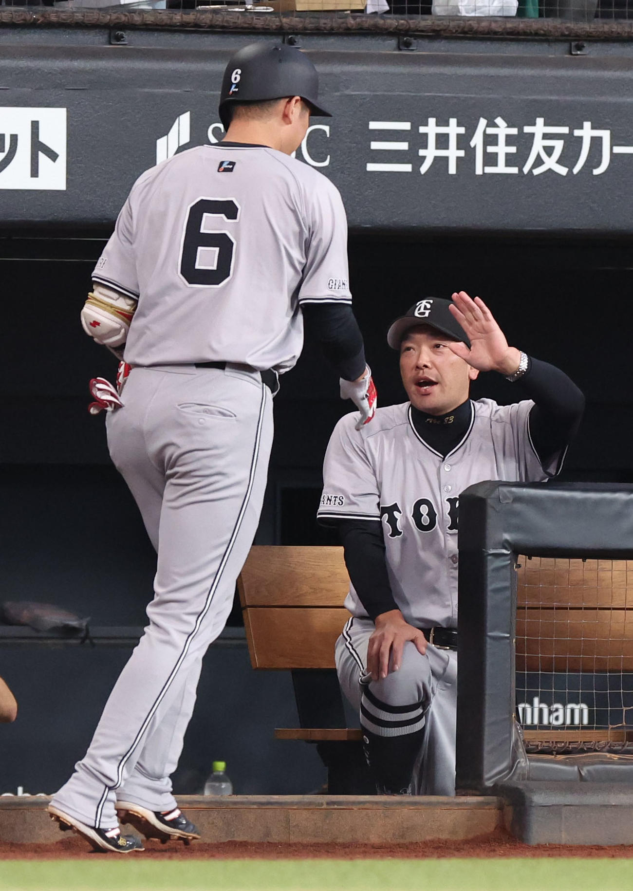 日本ハム対巨人　2回表巨人2死、左越え本塁打を放った坂本（左）を出迎える阿部監督（撮影・佐藤翔太）