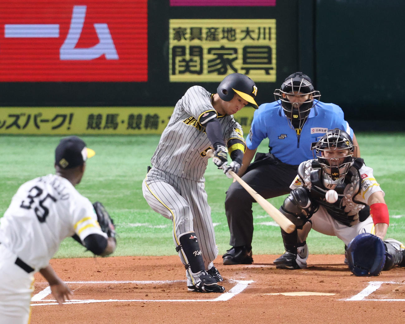 ソフトバンク対阪神　6回表阪神1死、近本は中前安打を放つ（撮影・梅根麻紀）