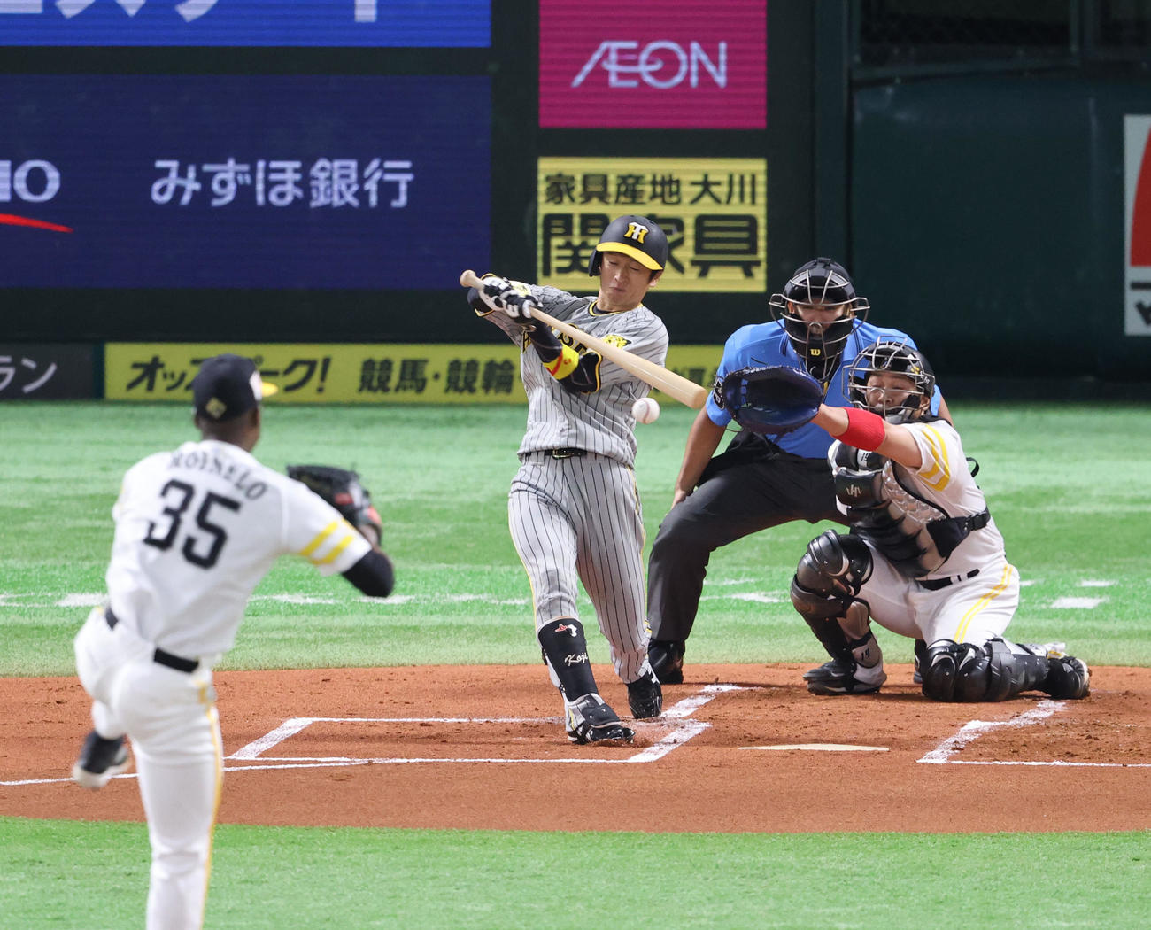 ソフトバンク対阪神　1回表阪神2死二塁、近本は二内野安打を放つ（撮影・梅根麻紀）