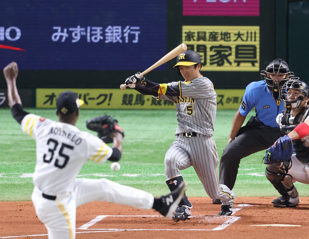 ソフトバンク対阪神　1回表阪神2死二塁、近本は二塁内野安打で出塁する（撮影・梅根麻紀）
