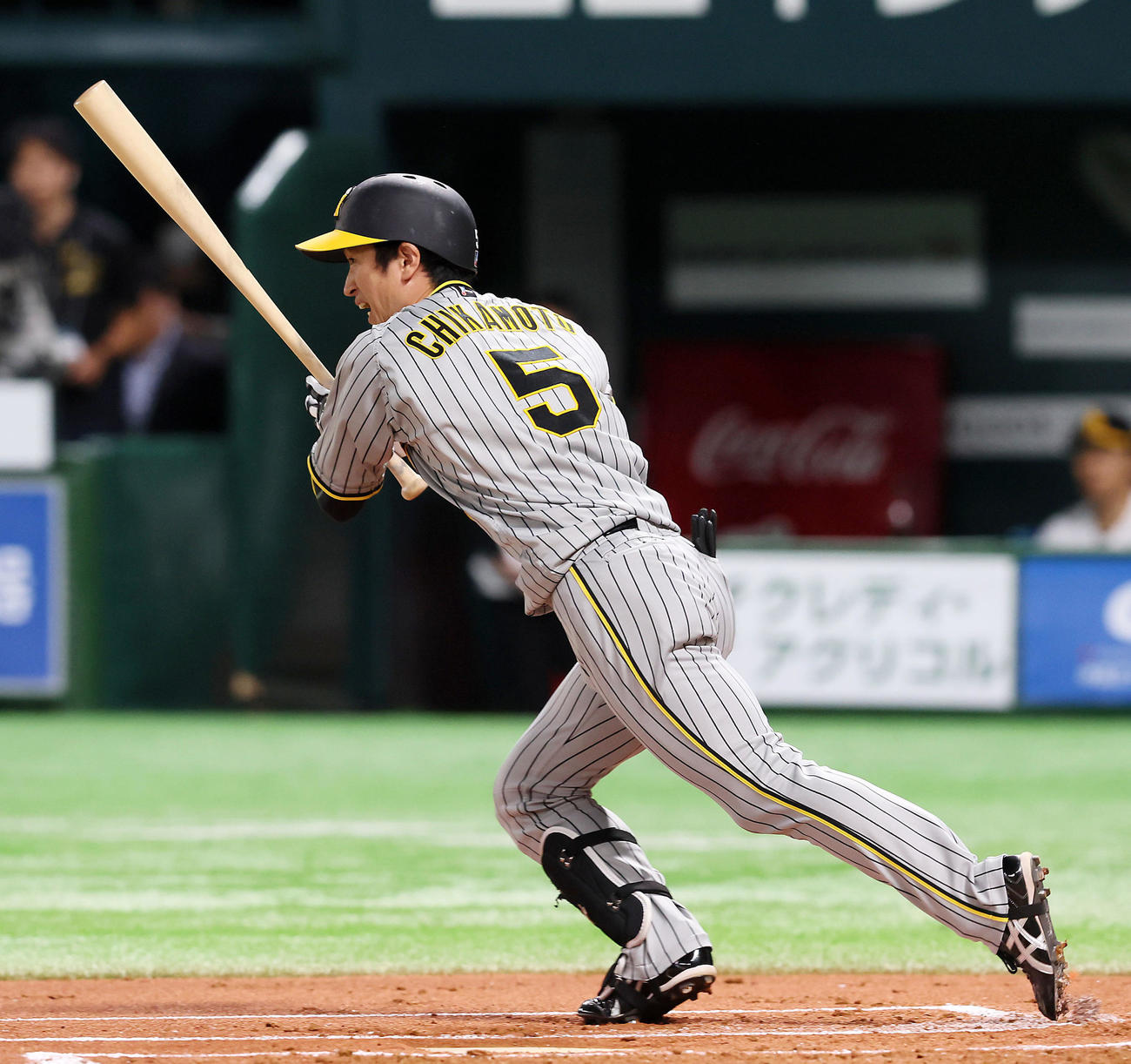 ソフトバンク対阪神　1回表阪神2死二塁、近本光は二塁内野安打を放つ（撮影・加藤哉）