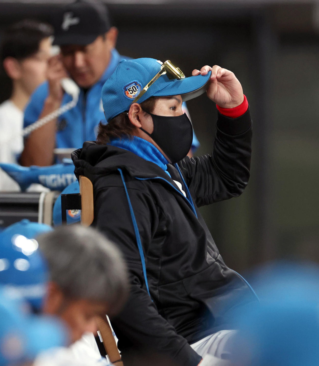 日本ハム対巨人　ベンチで帽子を直す日本ハム新庄監督（撮影・佐藤翔太）