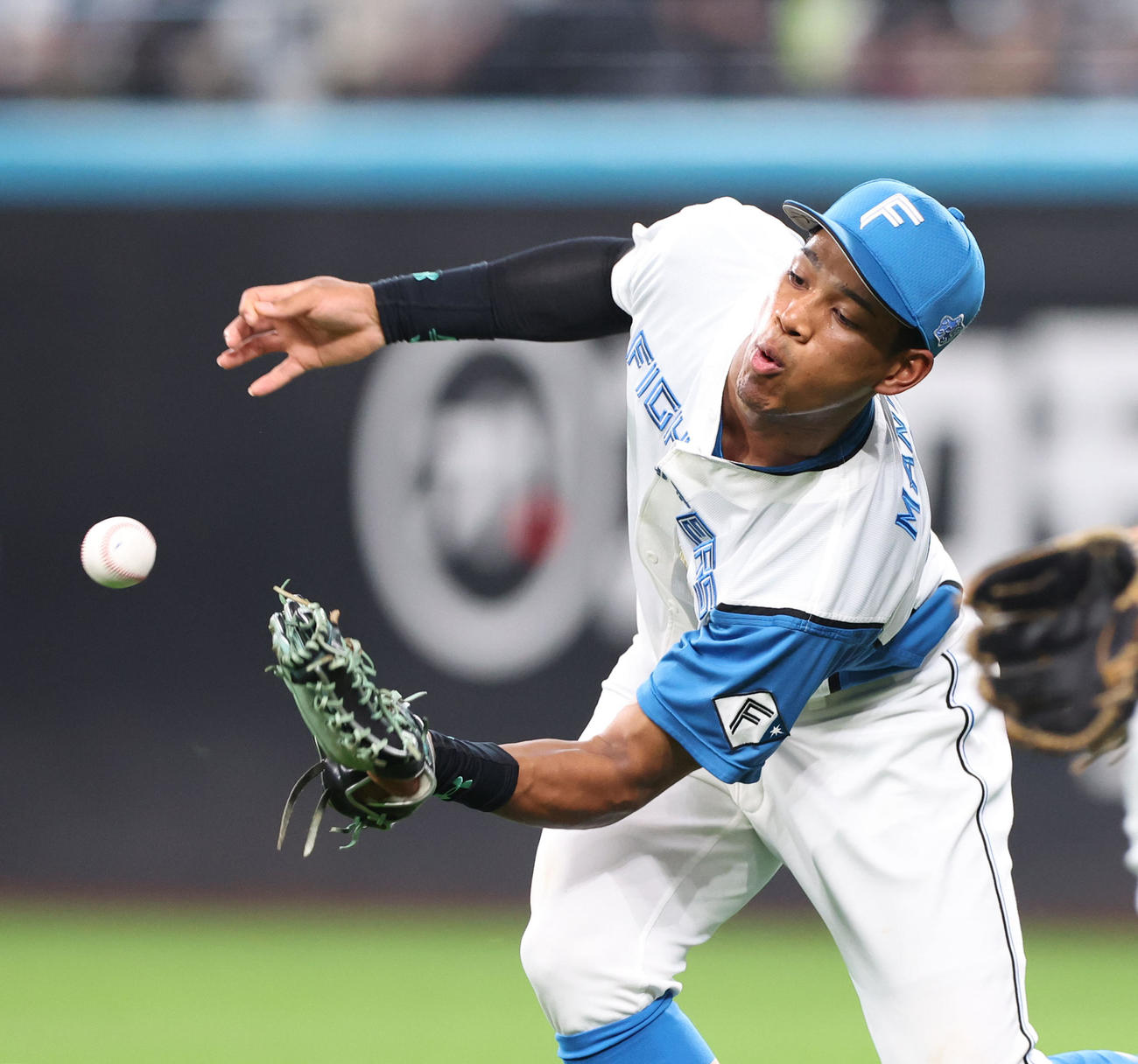 日本ハム対巨人　3回表巨人2死二塁、ヘルナンデスの打球を落球する万波（撮影・佐藤翔太）