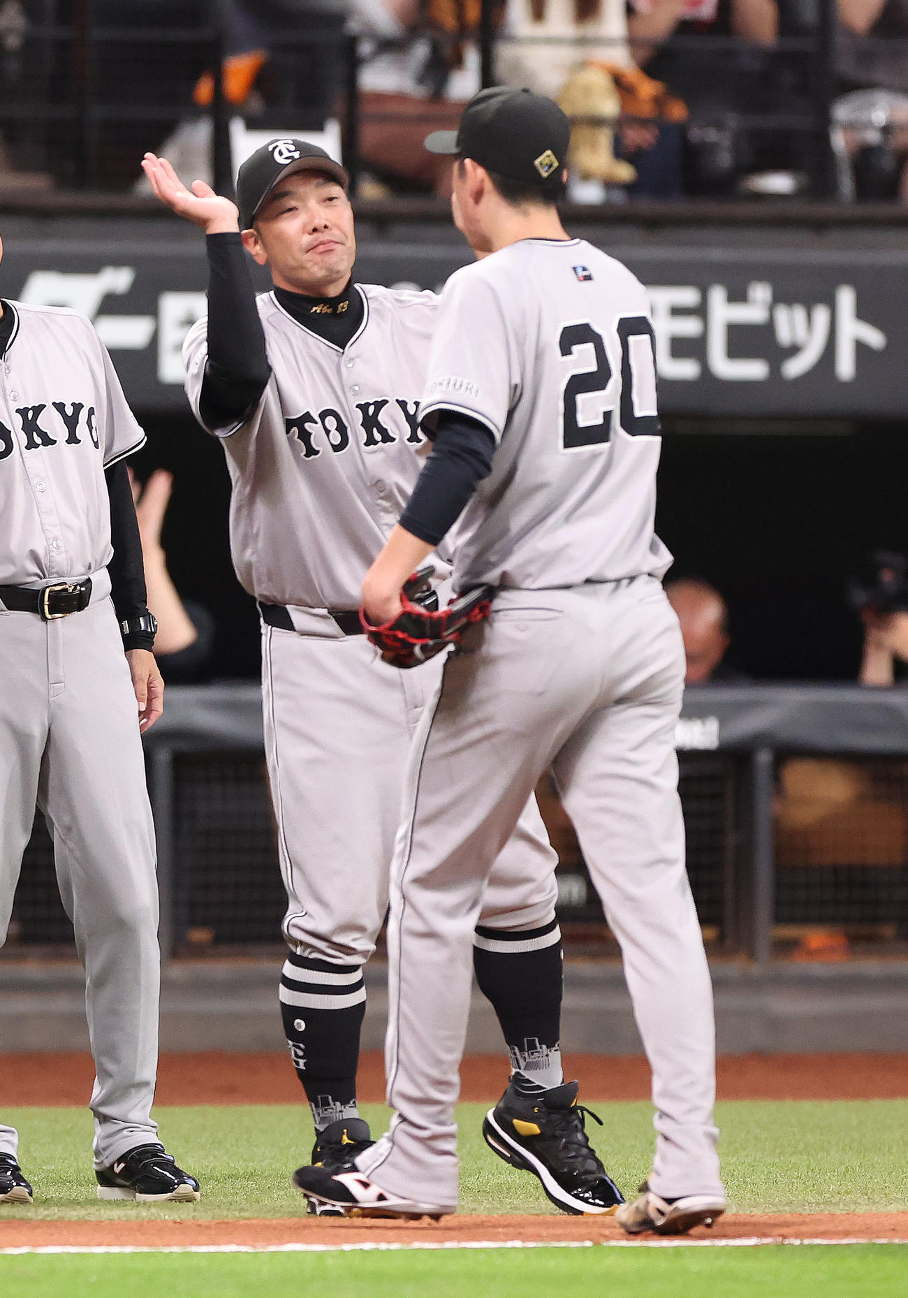 日本ハム対巨人　完投勝利を挙げた巨人戸郷を出迎える阿部監督（右）（撮影・佐藤翔太）