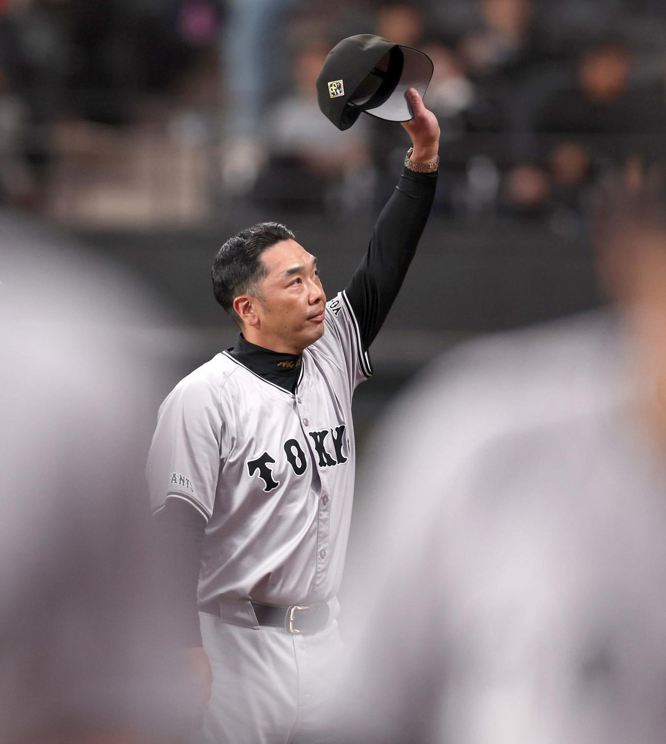 日本ハム対巨人　試合後、スタンドに手を振る阿部監督（撮影・黒川智章）