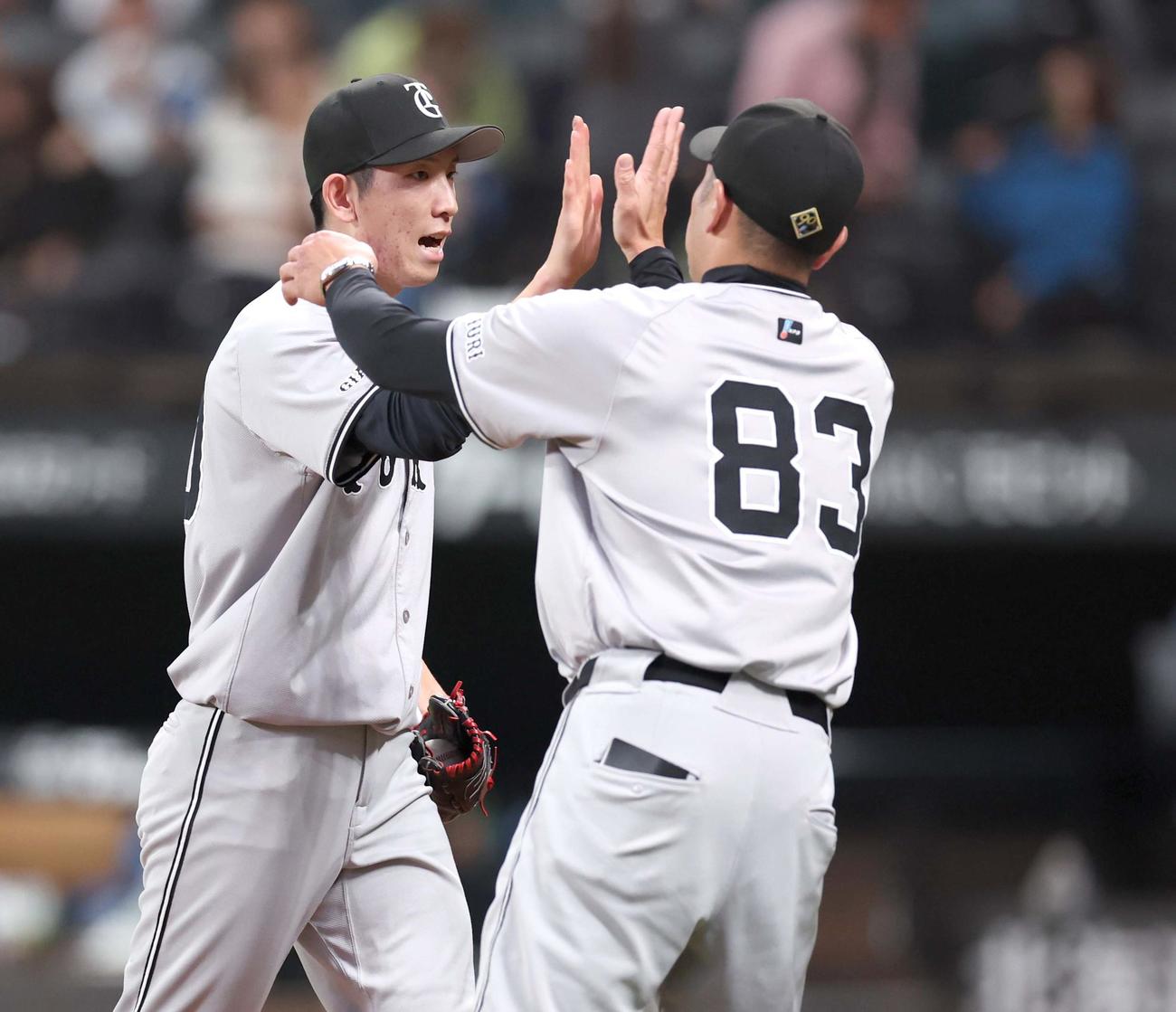 日本ハム対巨人　完投勝利を挙げ阿部監督（右）に出迎えられる戸郷（撮影・黒川智章）