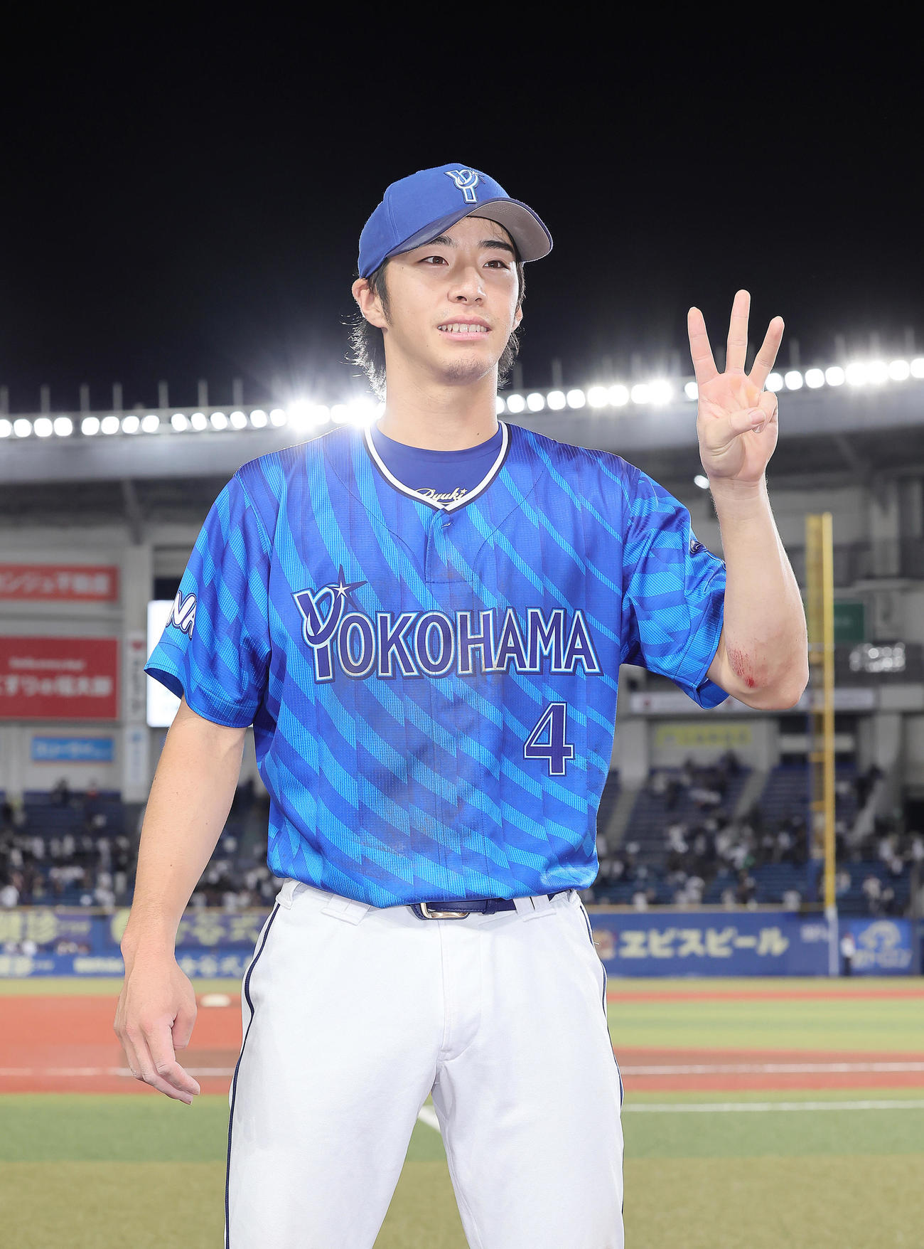 ロッテ対DeNA 3試合連続適時打のDeNA度会は笑顔でポーズを決める（撮影・足立雅史）