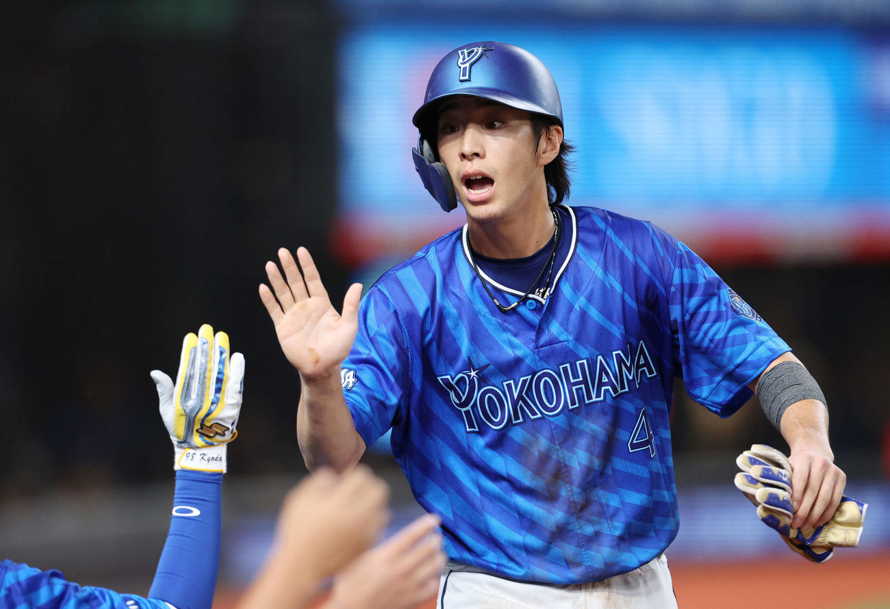 西武対DeNA 6回表DeNA1死二、三塁、滝沢の落球で生還した度会はタッチを交わす（撮影・宮地輝）