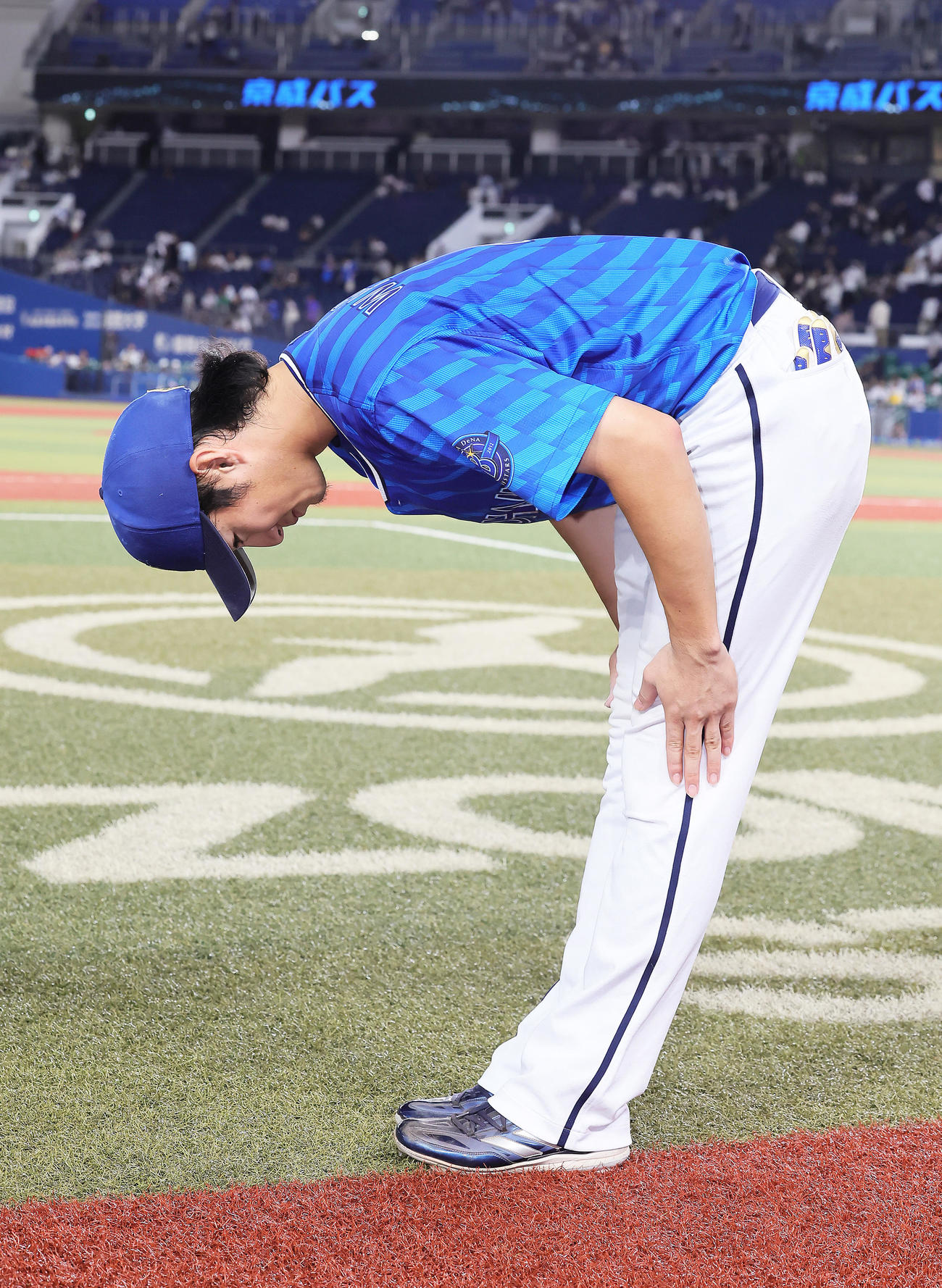 ロッテ対DeNA 3試合連続適時打のDeNA度会はヒーローインタビューを終え、スタンドのファンに深々とお辞儀する（撮影・足立雅史）