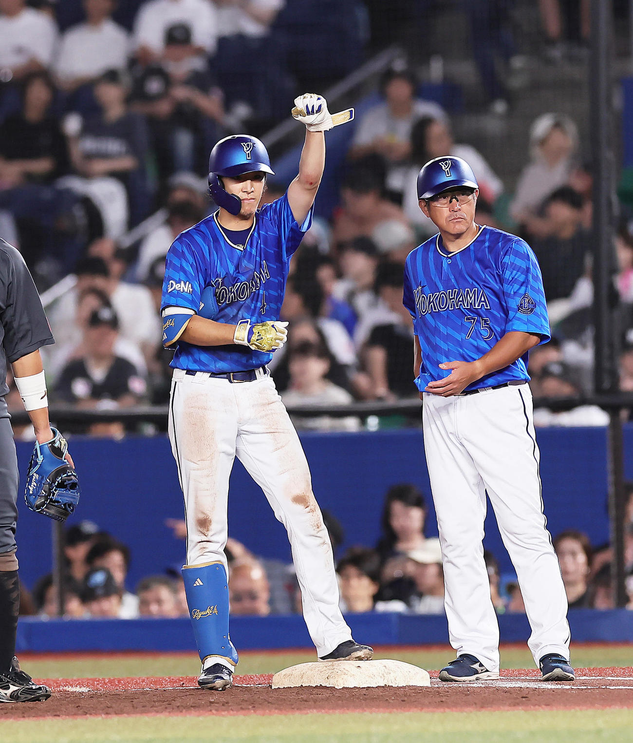 ロッテ対DeNA 5回表DeNA2死、度会（左）は中前打を放ちガッツポーズ（撮影・足立雅史）