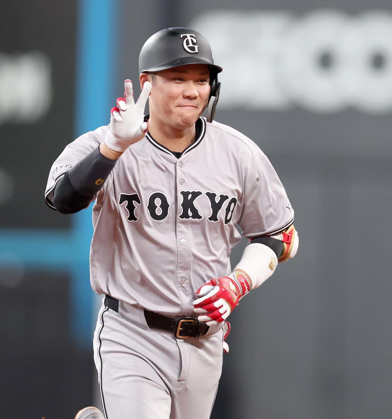 日本ハム対巨人　2回表巨人2死、左越え本塁打を放ちポーズをとる坂本（撮影・黒川智章）