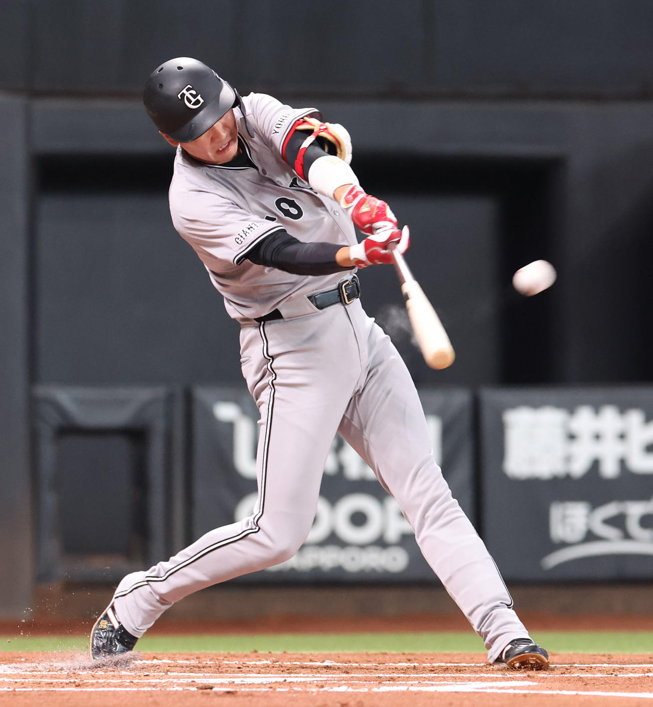 日本ハム対巨人　2回表巨人2死、坂本は左越え本塁打を放つ（撮影・佐藤翔太）