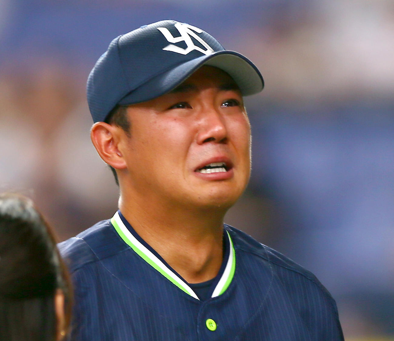 オリックス対ヤクルト　ヤクルト奥川はオリックスから勝利を挙げヒーローインタビューで感極まり涙する（撮影・上山淳一）
