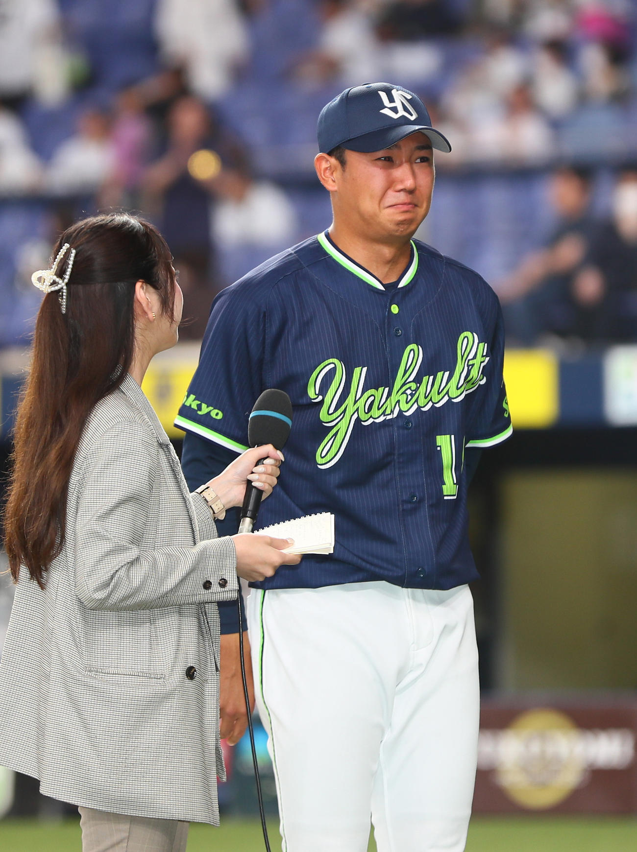 オリックス対ヤクルト　ヤクルト奥川はオリックスから勝利を挙げヒーローインタビューで感極まり涙する（撮影・上山淳一）
