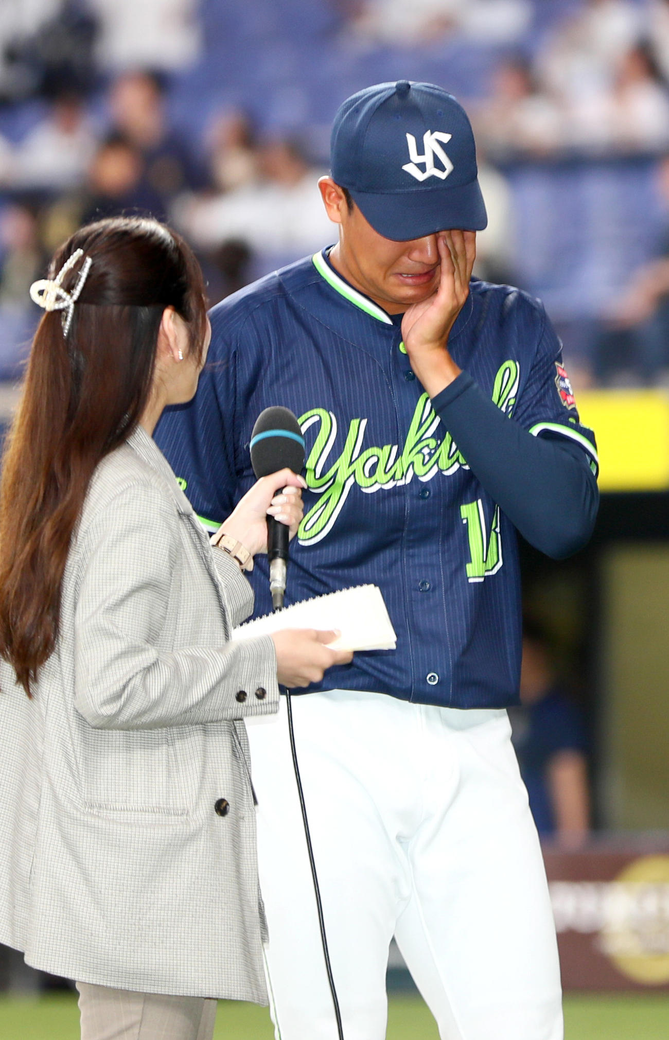 オリックス対ヤクルト　ヤクルト奥川はオリックスから勝利を挙げヒーローインタビューで感極まり涙する（撮影・上山淳一）