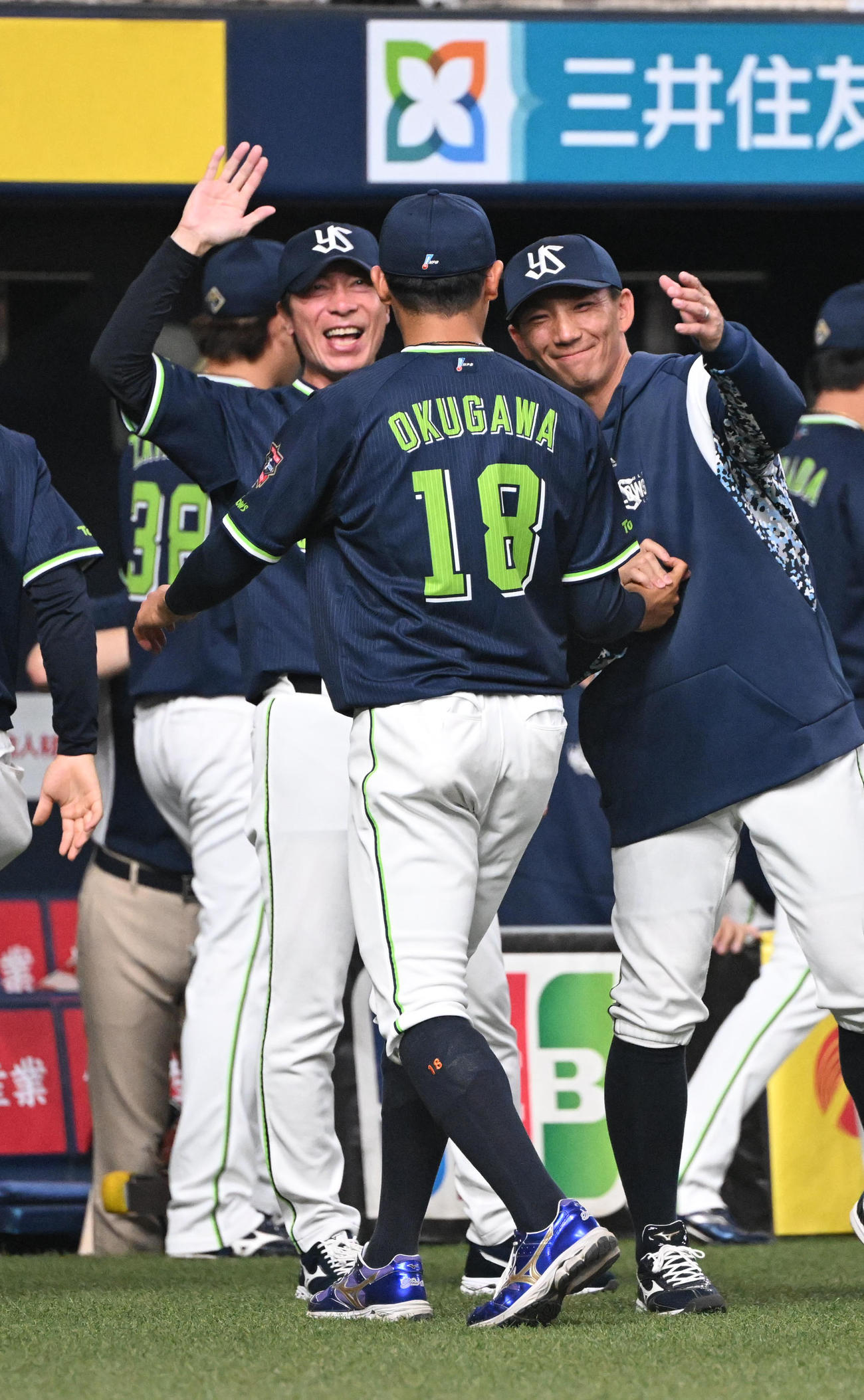 オリックス対ヤクルト　勝利投手の奥川（中央）と笑顔でハイタッチするヤクルト高津監督（撮影・和賀正仁）