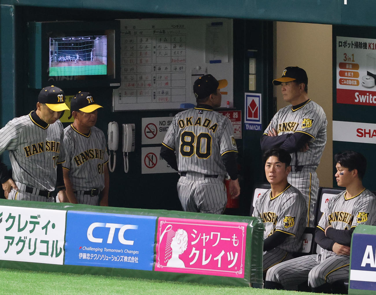 ソフトバンク対阪神　8回の攻撃終わる、ベンチ裏に一度引っ込む岡田監督（撮影・梅根麻紀）