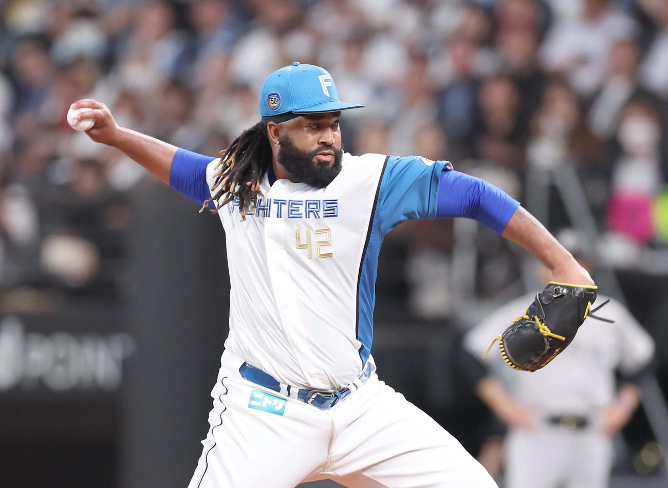 日本ハム対巨人　6回に登板のザバラ（撮影・黒川智章）