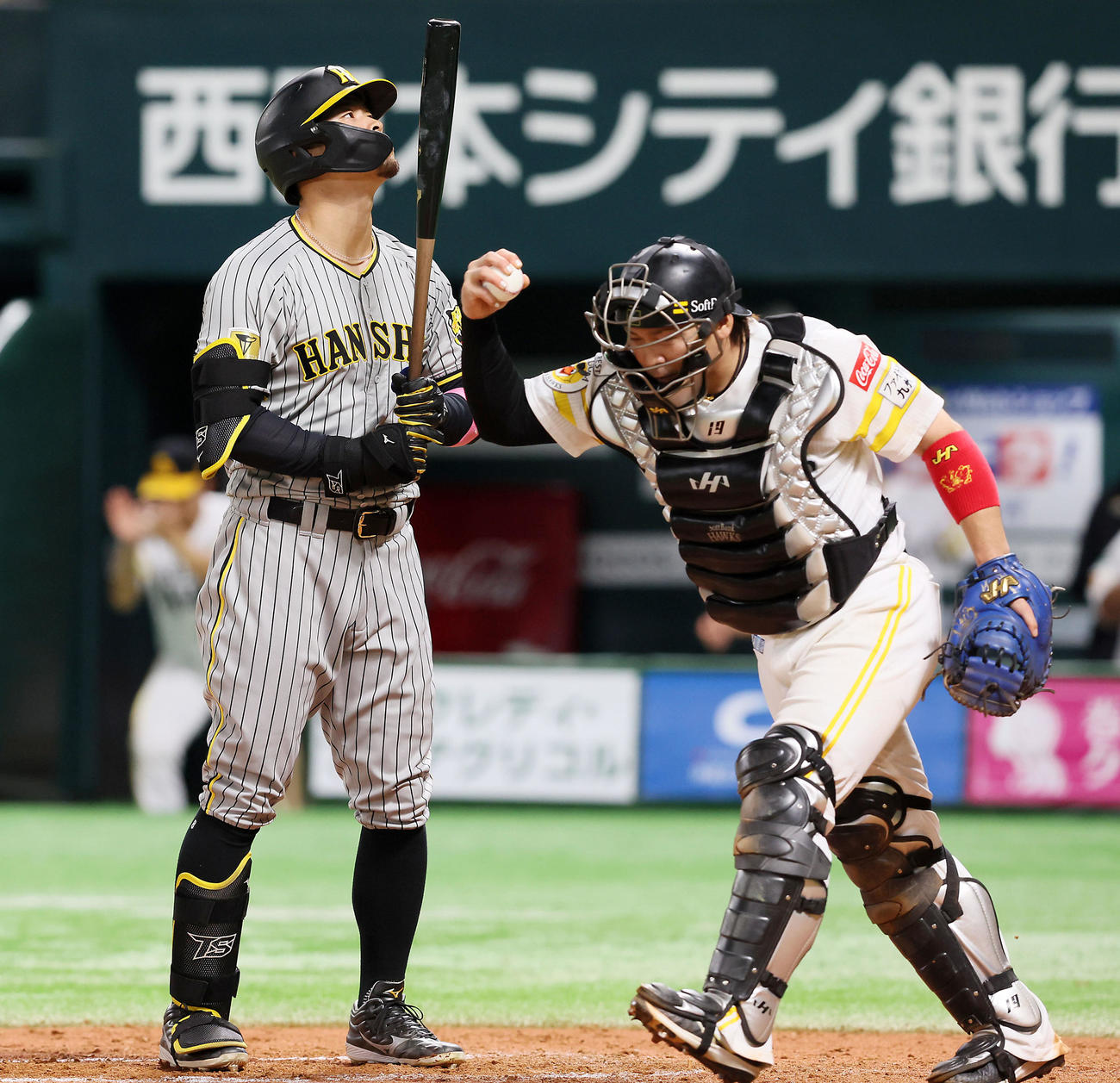 ソフトバンク対阪神　9回表阪神2死一塁、代打佐藤輝は空振り三振に倒れ試合終了。右はガッツポーズを見せる甲斐（撮影・加藤哉）