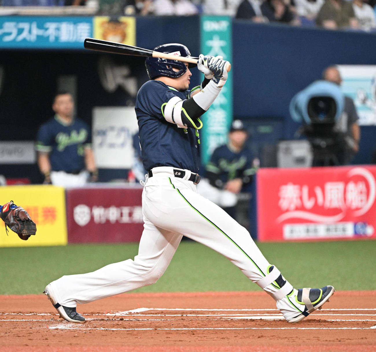 オリックス対ヤクルト　1回表ヤクルト2死二塁、中前適時打を放つ村上（撮影・和賀正仁）