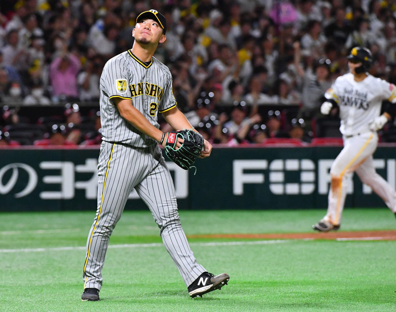 ソフトバンク対阪神　5回裏ソフトバンク2死二塁、広瀬（右）に先制の左越え2点本塁打を打たれた伊藤将（撮影・岩下翔太）
