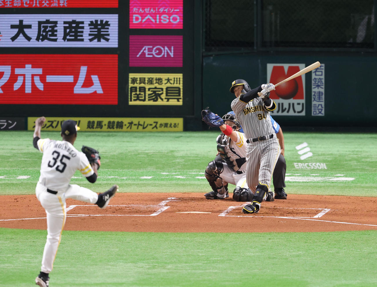 ソフトバンク対阪神　1回表阪神2死一、三里、原口は空振りの三振（撮影・梅根麻紀）