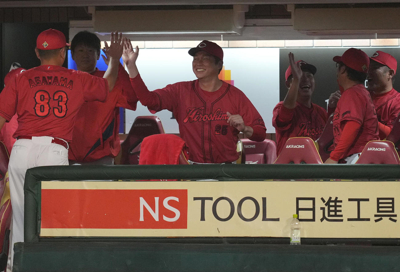 楽天対広島　楽天に勝利し、笑顔でハイタッチをする楽天新井監督（中央）（撮影・菅敏）