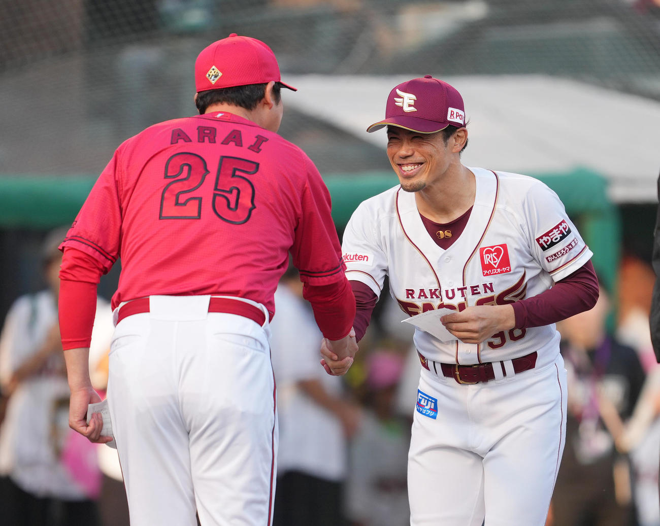 楽天対広島　試合前、広島新井監督（手前）とメンバー表の交換をする楽天今江監督（撮影・菅敏）