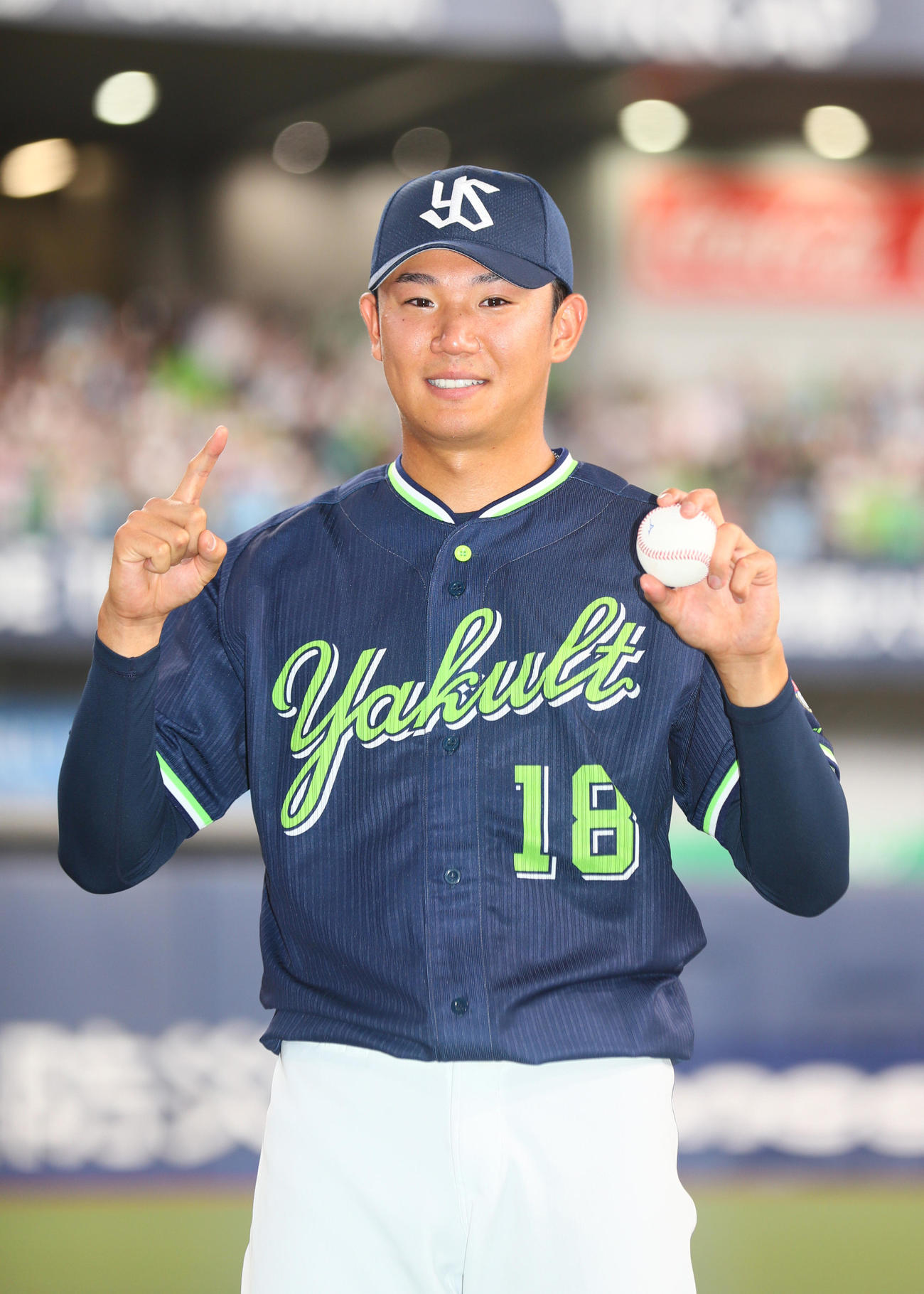 オリックス対ヤクルト　ヤクルト奥川は勝利を挙げウイニングボールを手に笑顔を見せる（撮影・上山淳一）