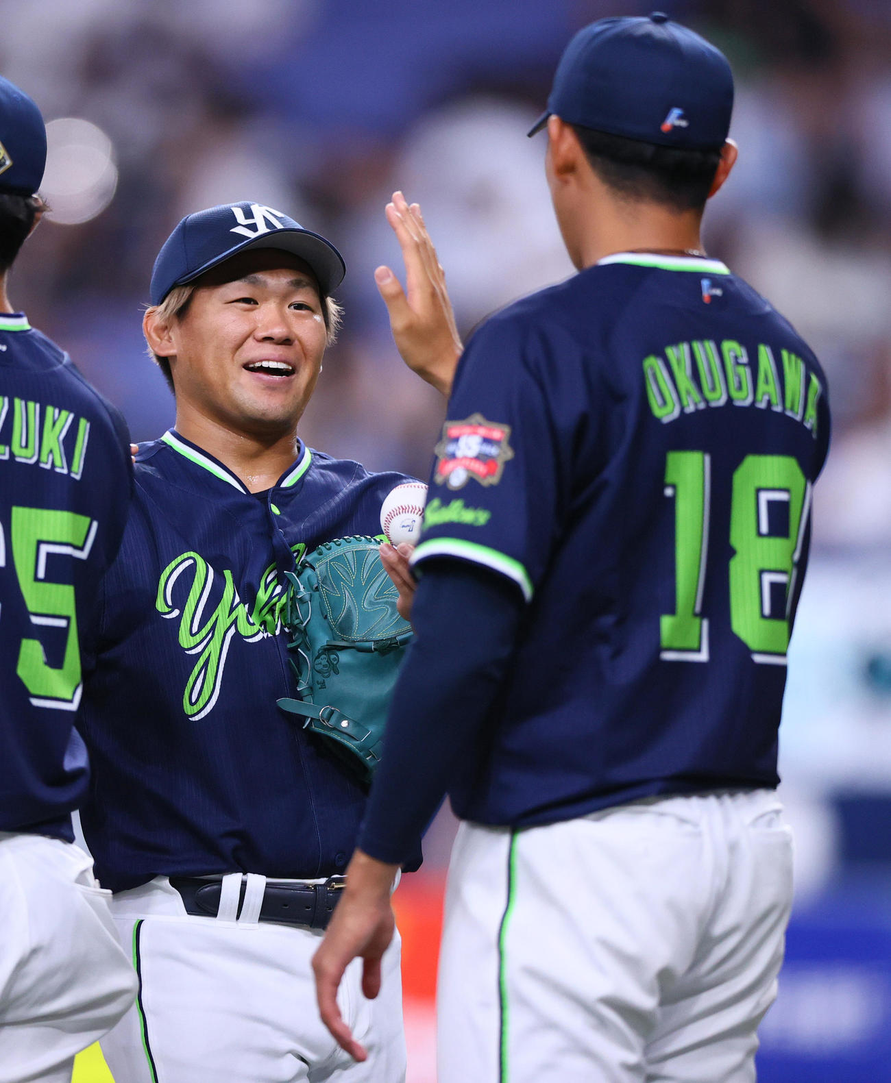 オリックス対ヤクルト　試合を締めたヤクルト田口（左）はウイニングボールを奥川に渡す（撮影・上山淳一）