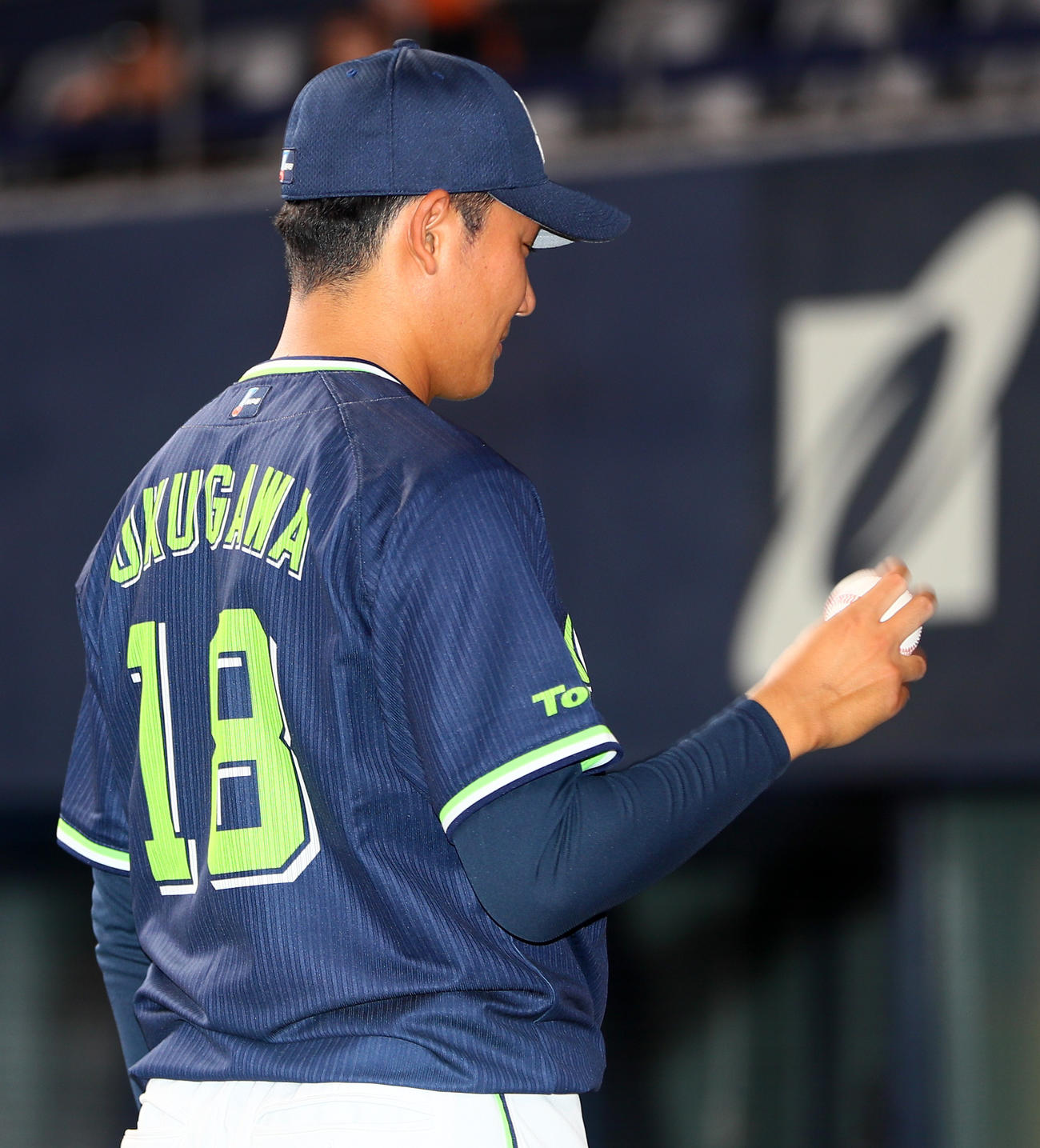 オリックス対ヤクルト　ウイニングボールを見つめるヤクルト奥川（撮影・上山淳一）