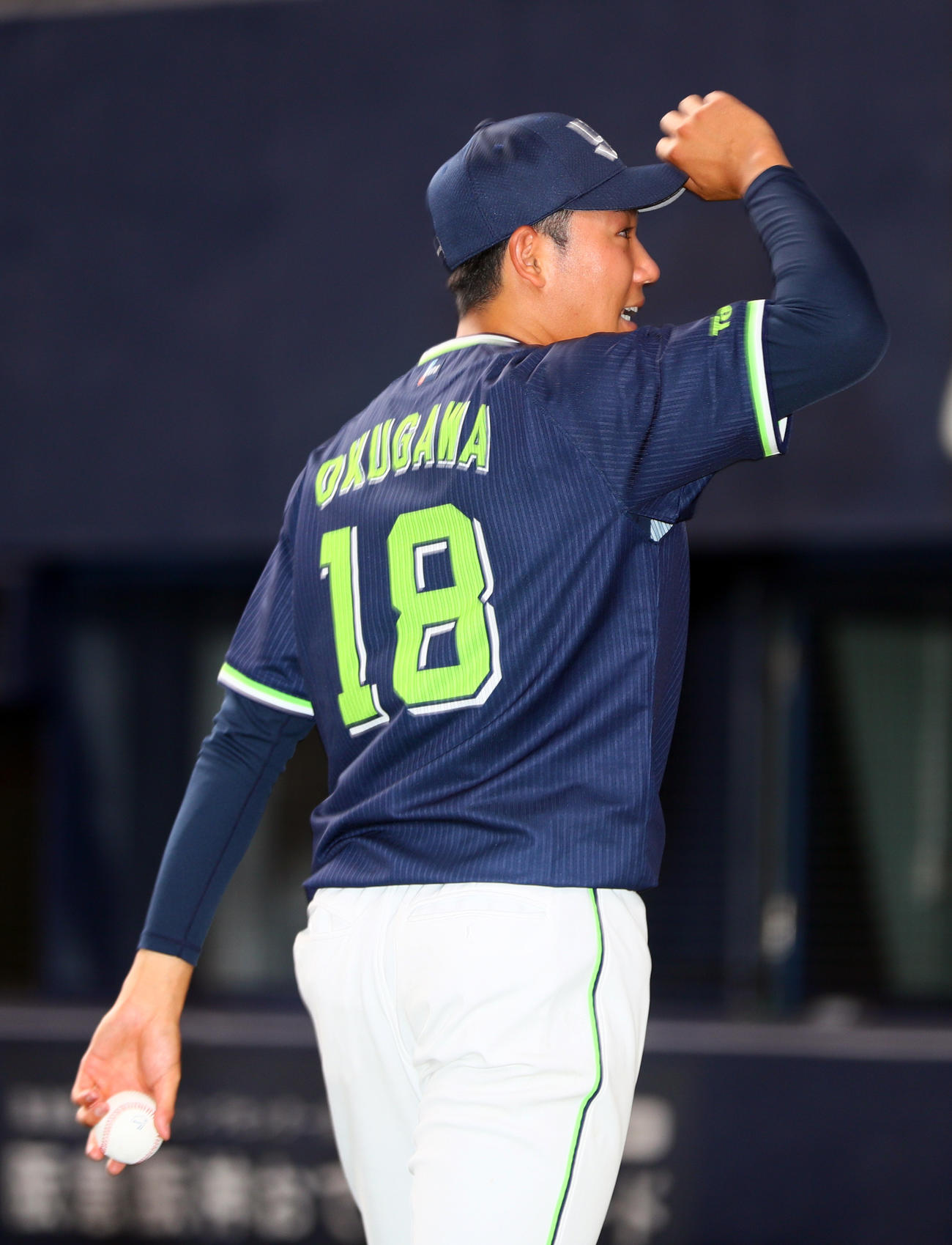 オリックス対ヤクルト　ヤクルト奥川はオリックスから勝利を挙げウイニングボールを手にファンにあいさつする（撮影・上山淳一）