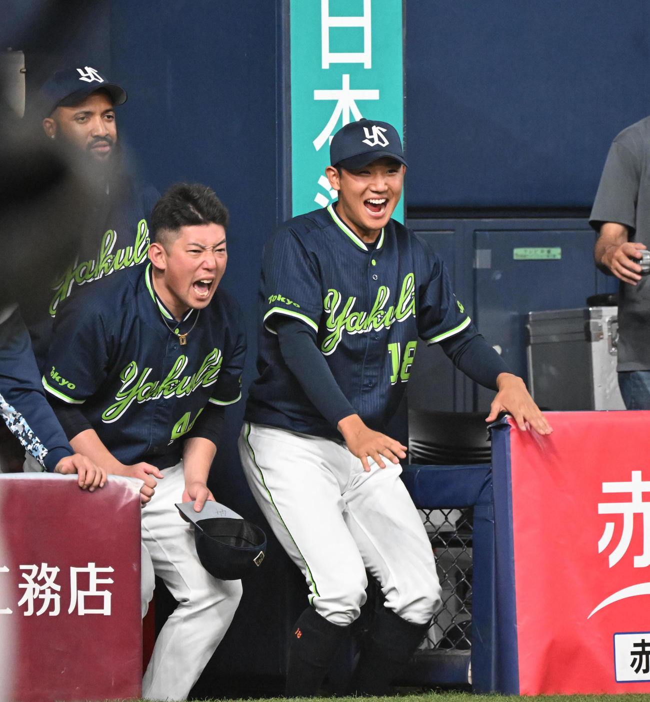 オリックス対ヤクルト　9回裏オリックス2死、西川が遊ゴロに倒れ試合終了、バンザイする奥川（右）（撮影・和賀正仁）
