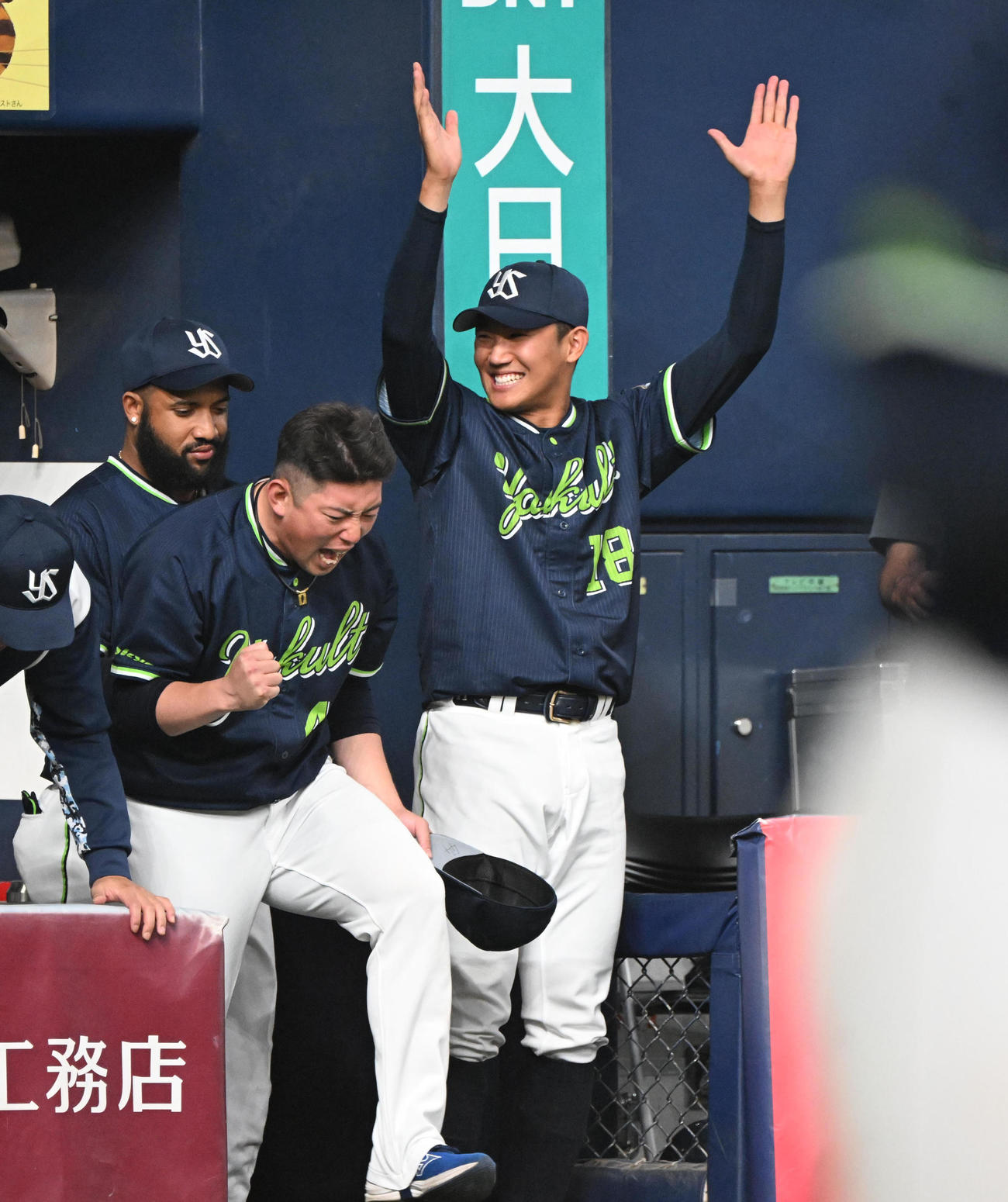 オリックス対ヤクルト　9回裏オリックス2死、西川が遊ゴロに倒れ試合終了、バンザイする奥川（右）（撮影・和賀正仁）