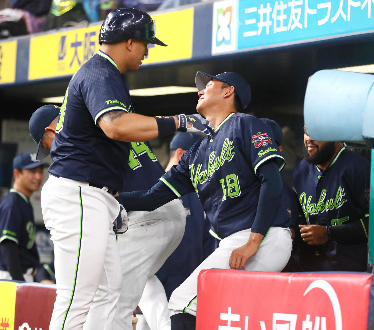 オリックス対ヤクルト　9回表ヤクルト無死、奥川（手前右）は左越えソロ本塁打を放ったオスナ（手前）を出迎える（撮影・上山淳一）