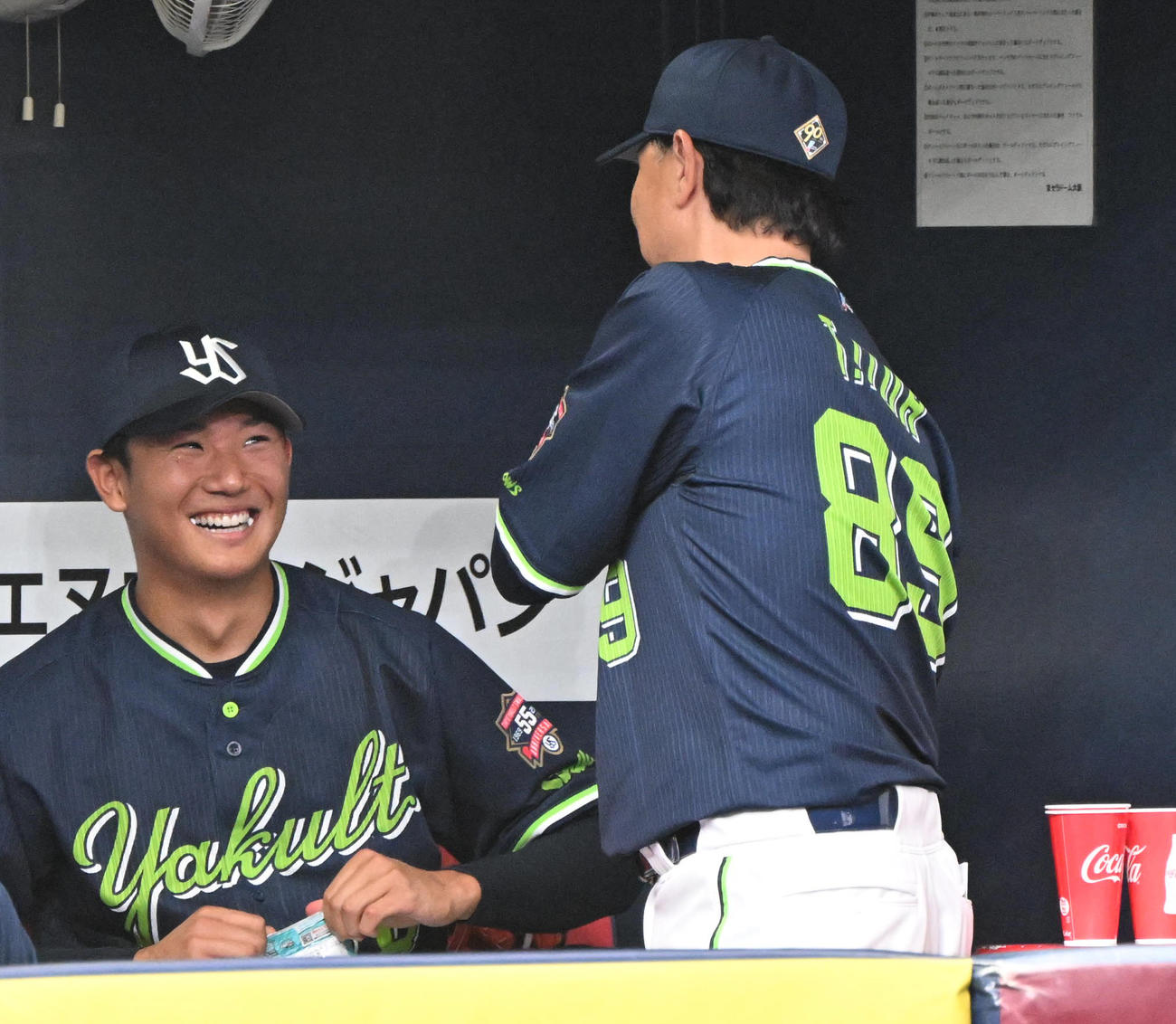オリックス対ヤクルト　5回を終えベンチで伊藤コーチ（右）と笑顔で話す奥川（撮影・和賀正仁）