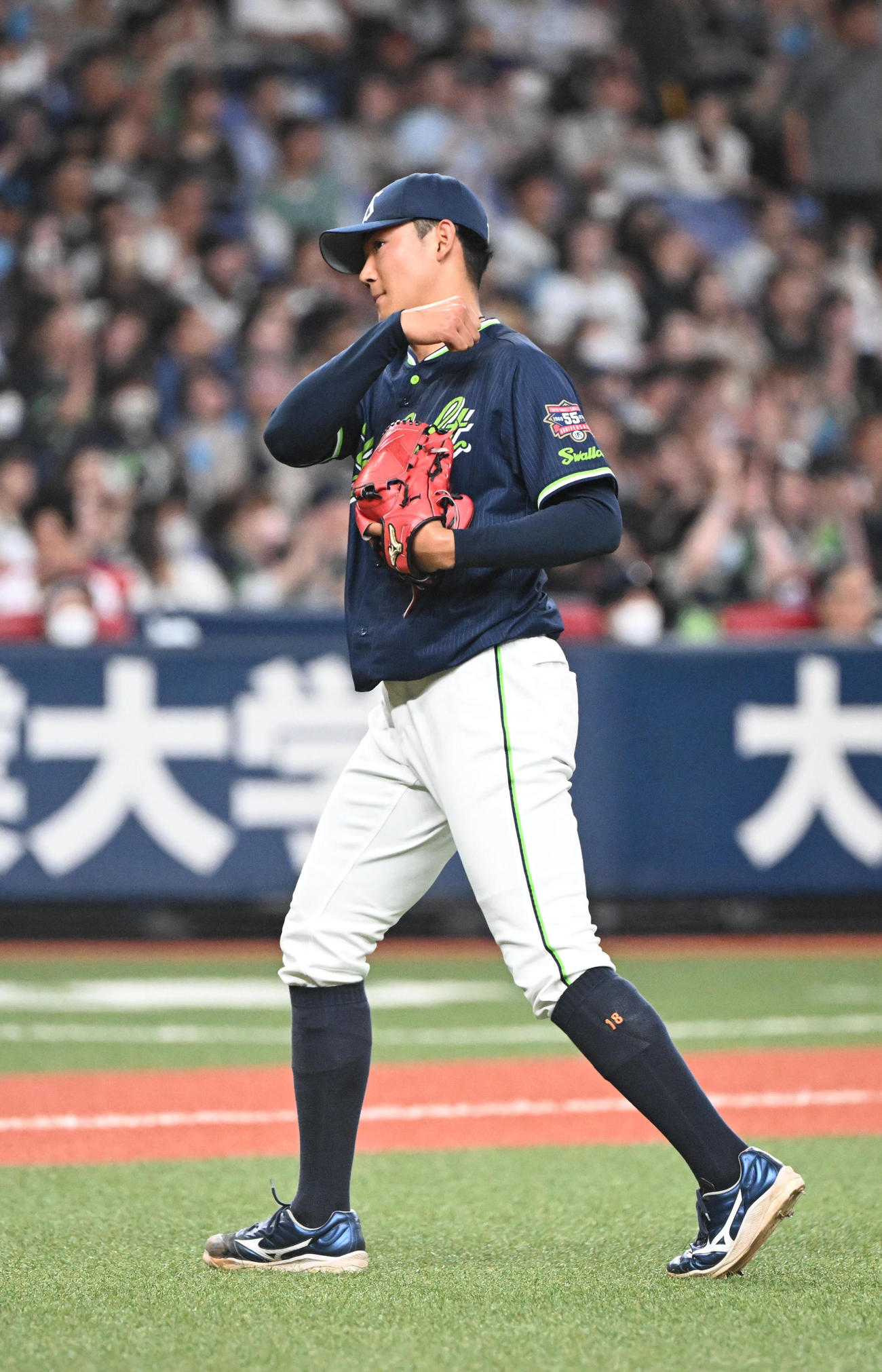 オリックス対ヤクルト　5回裏オリックス2死、西川を中飛に打ち取りガッツポーズして喜ぶ奥川（撮影・和賀正仁）
